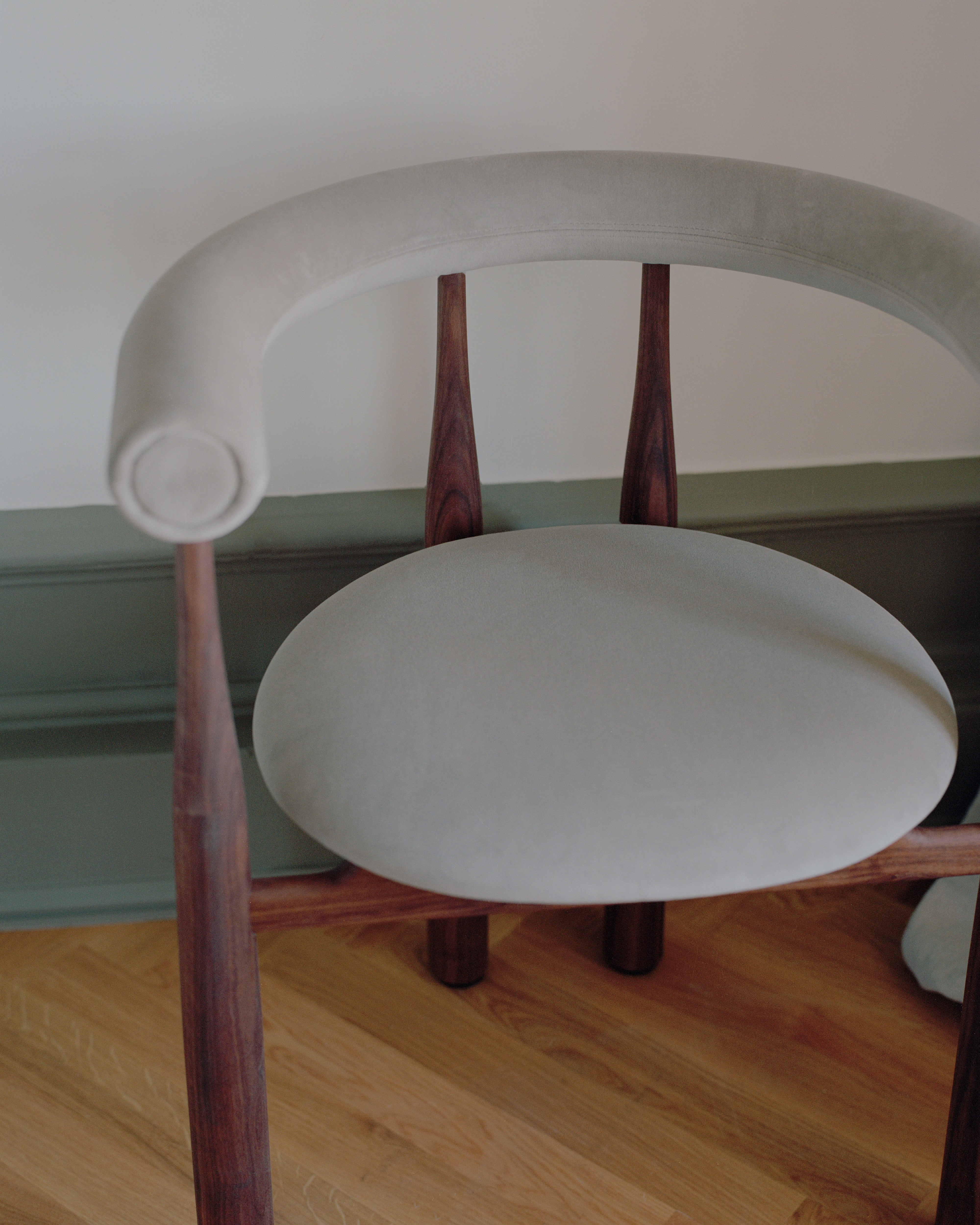 Vollständig gepolsterter BUKOWSKI Stuhl mit Nussbaumfuß