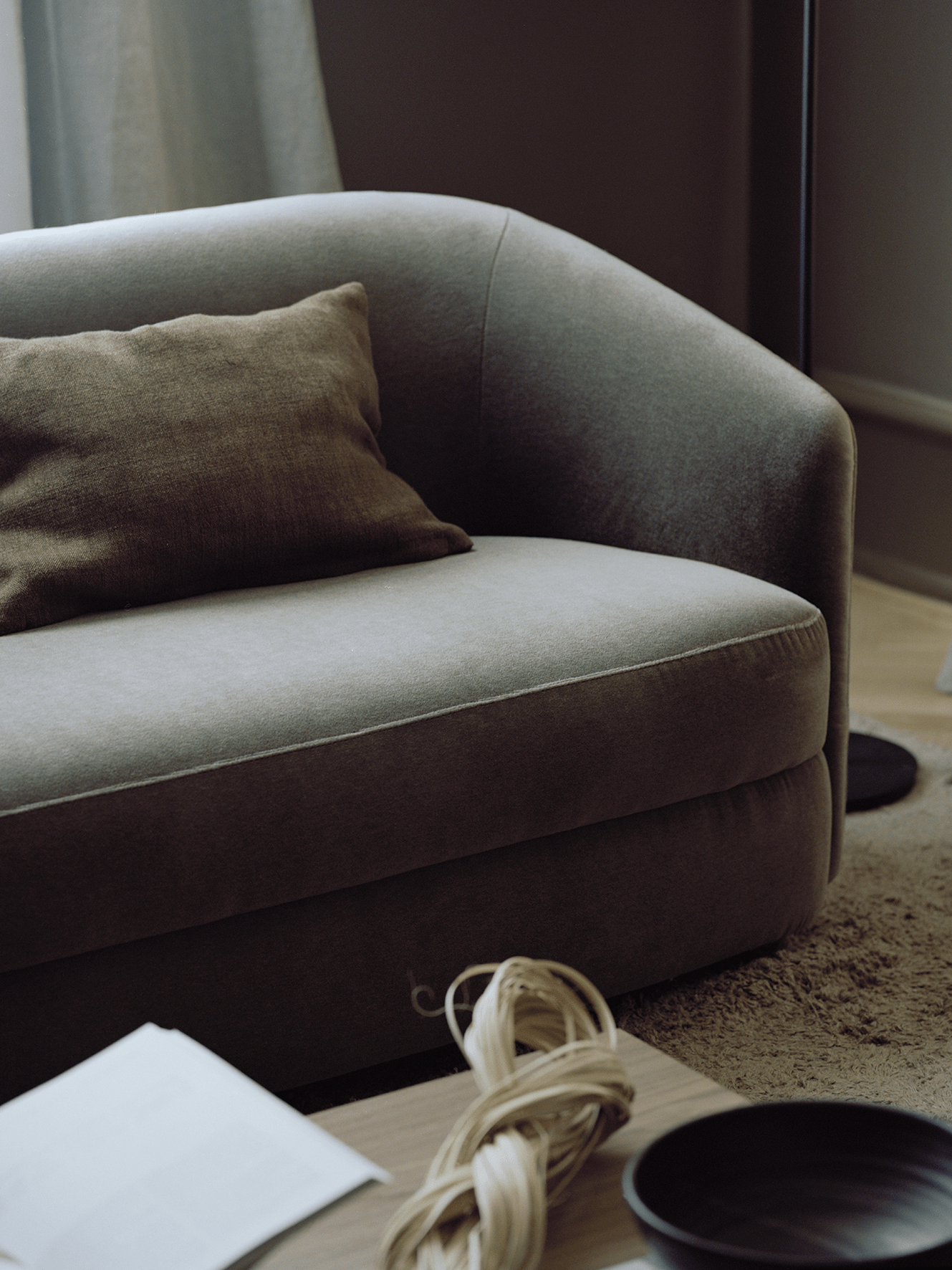 2-Personen-Sofa, schmale Polster