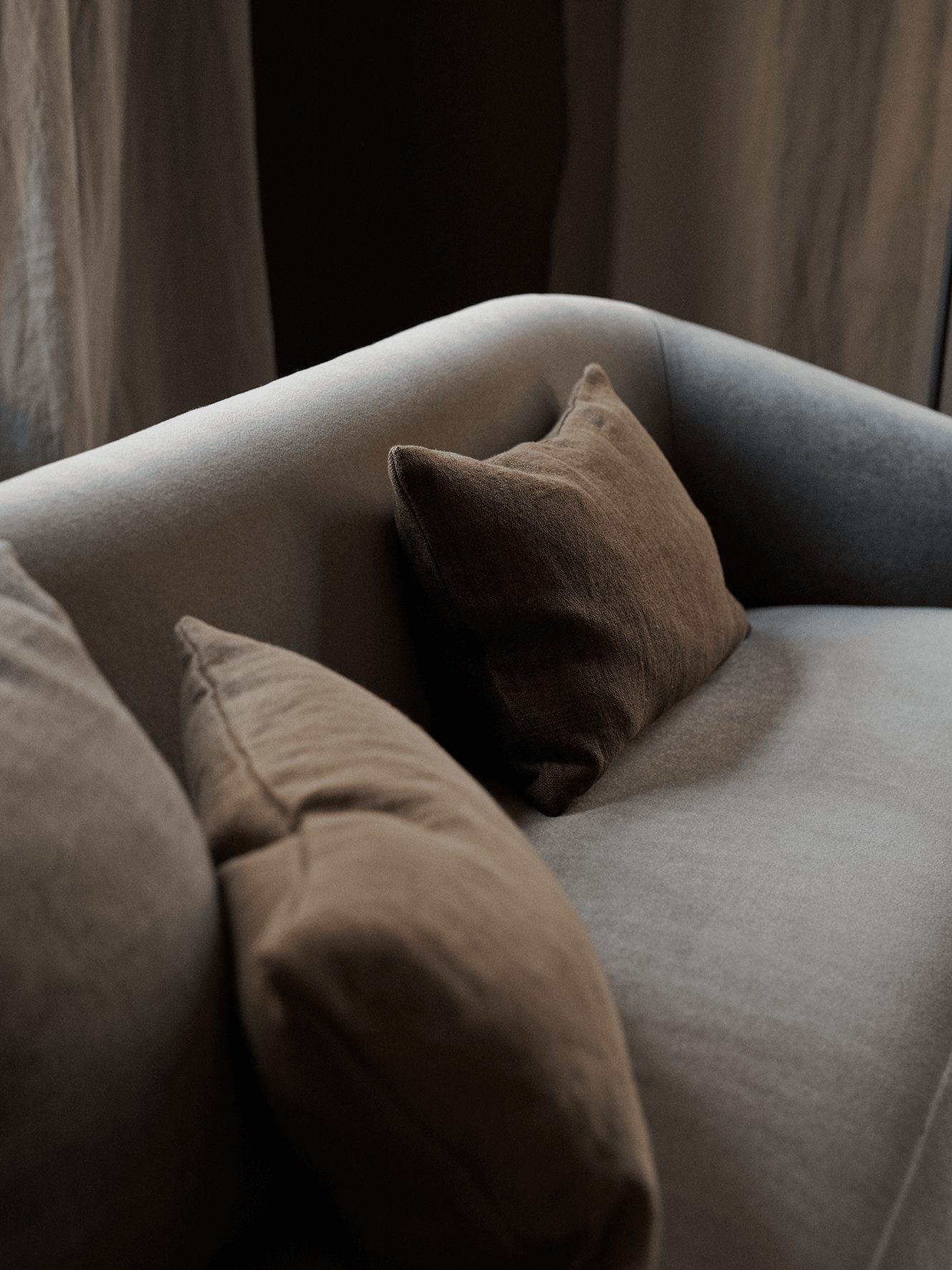 2-Personen-Sofa, schmale Polster