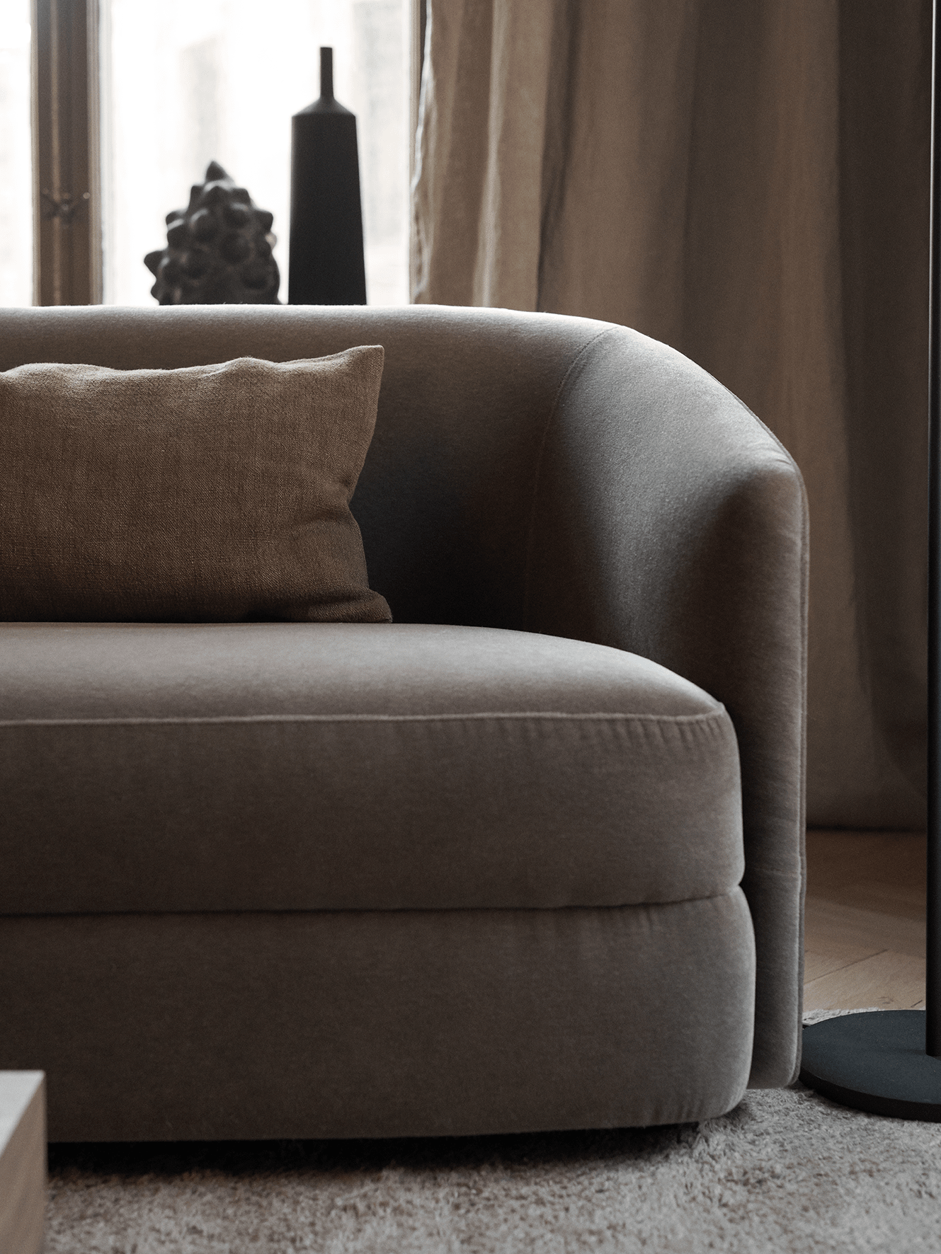 2-Personen-Sofa, schmale Polster