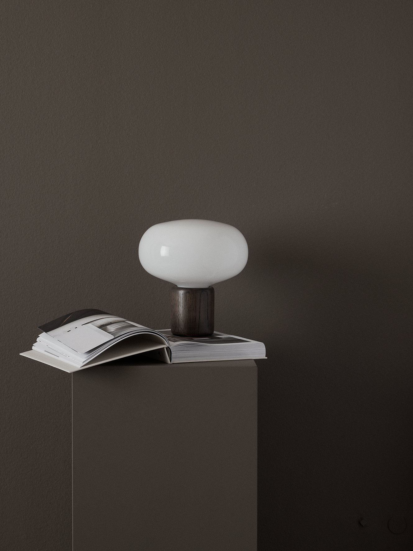 Karl-Johan Tischlampe Schillerner Glas mit einer geräucherten Eichenbasis