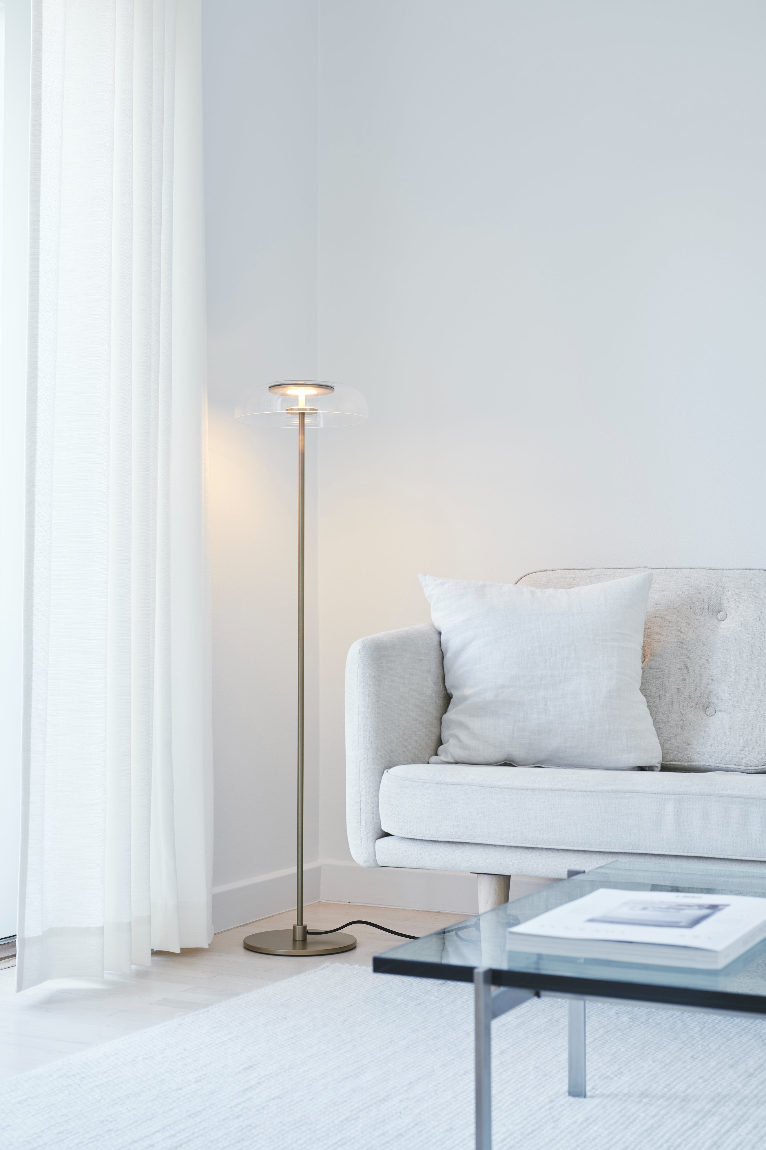 BLOSSI Floor Lamp in Gold with Transparent Glass