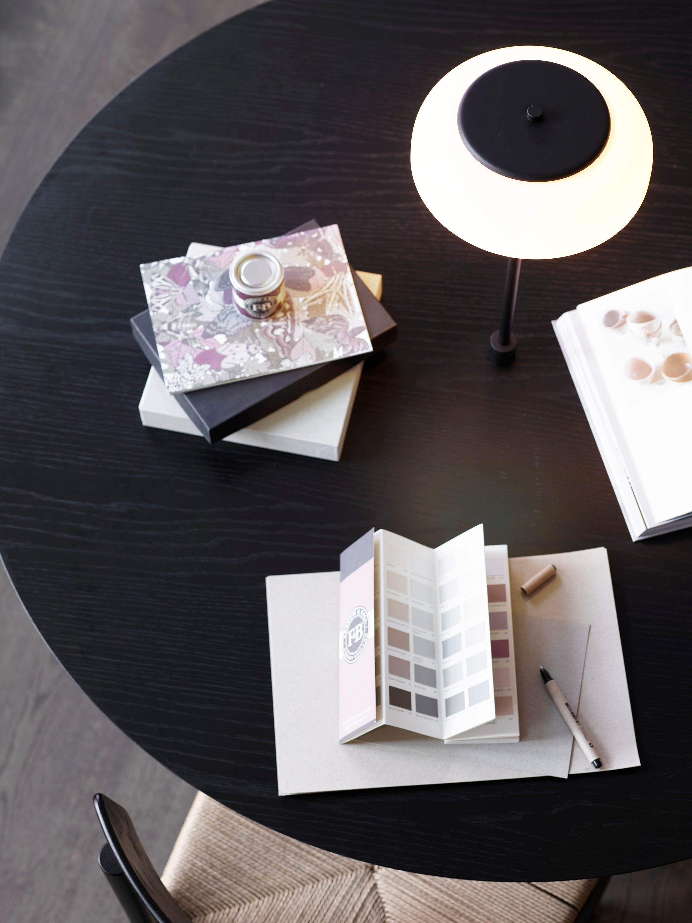 BLOSSI Table Lamp Black with Opal Glass