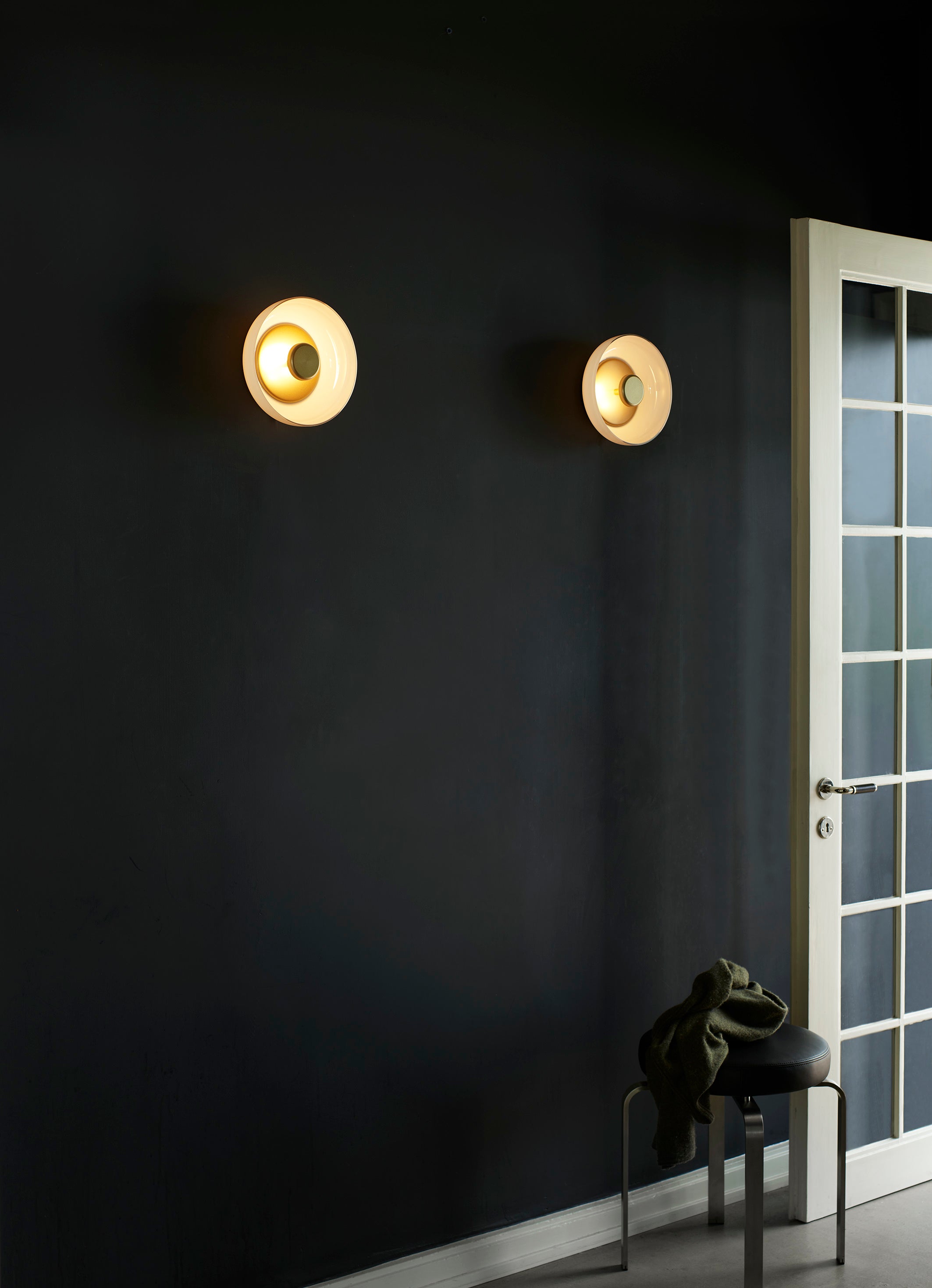 BLOSSI Wall Lamp in Gold with Opal Glass