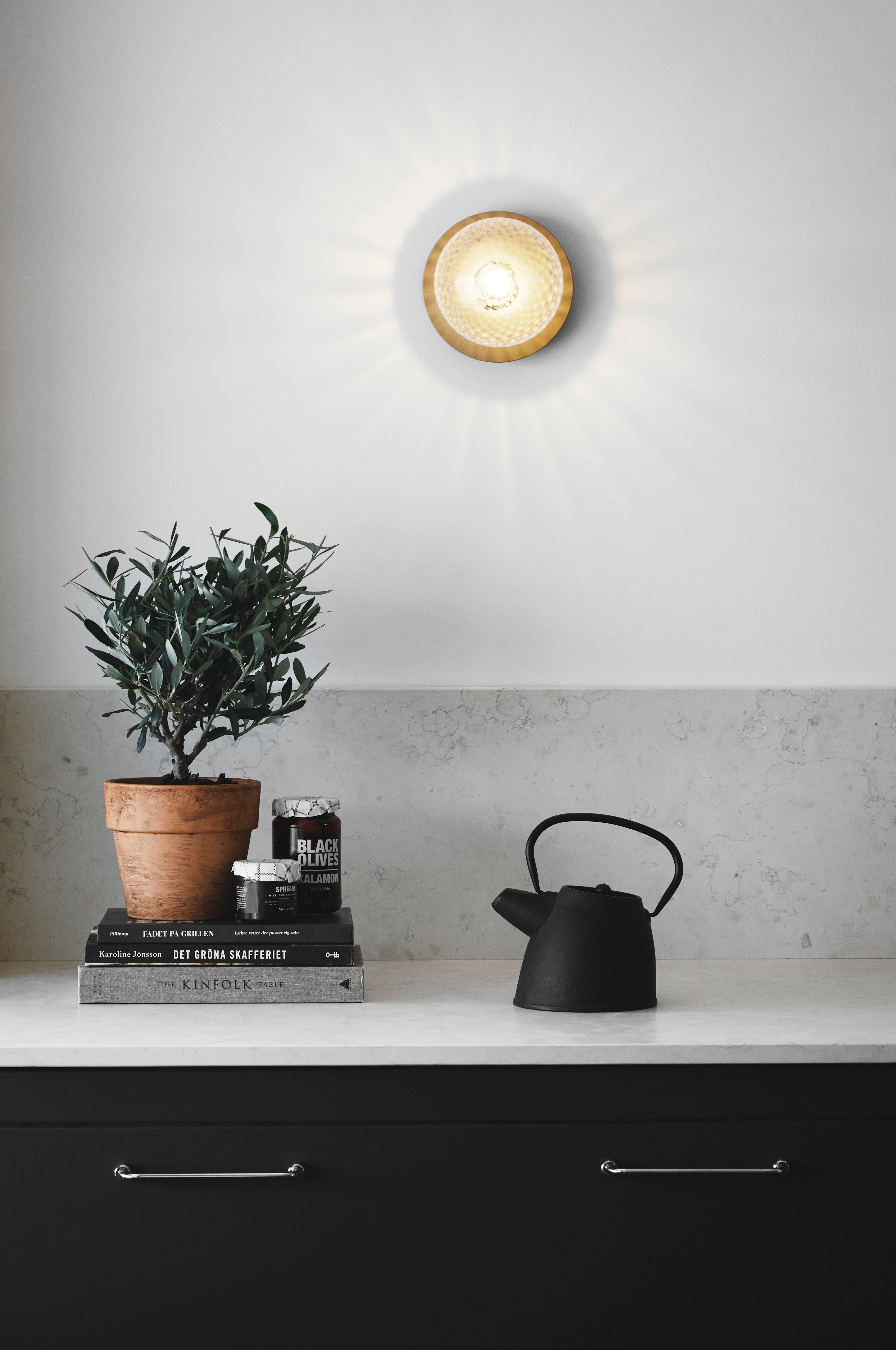 Wandlampe LIILA in Gold mit transparentem Glas