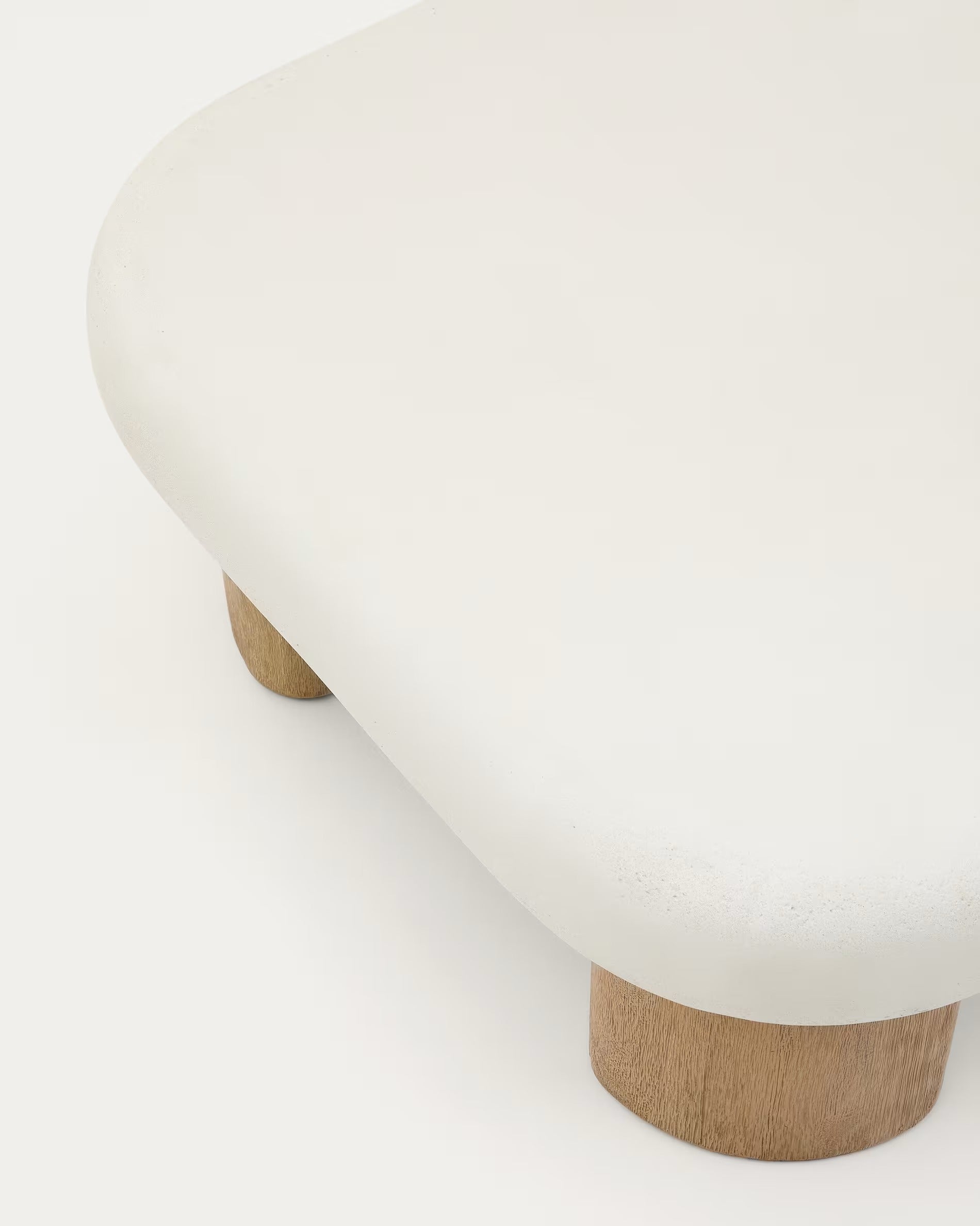 LABRA Outdoor-Couchtisch aus Zement und Akazienholz