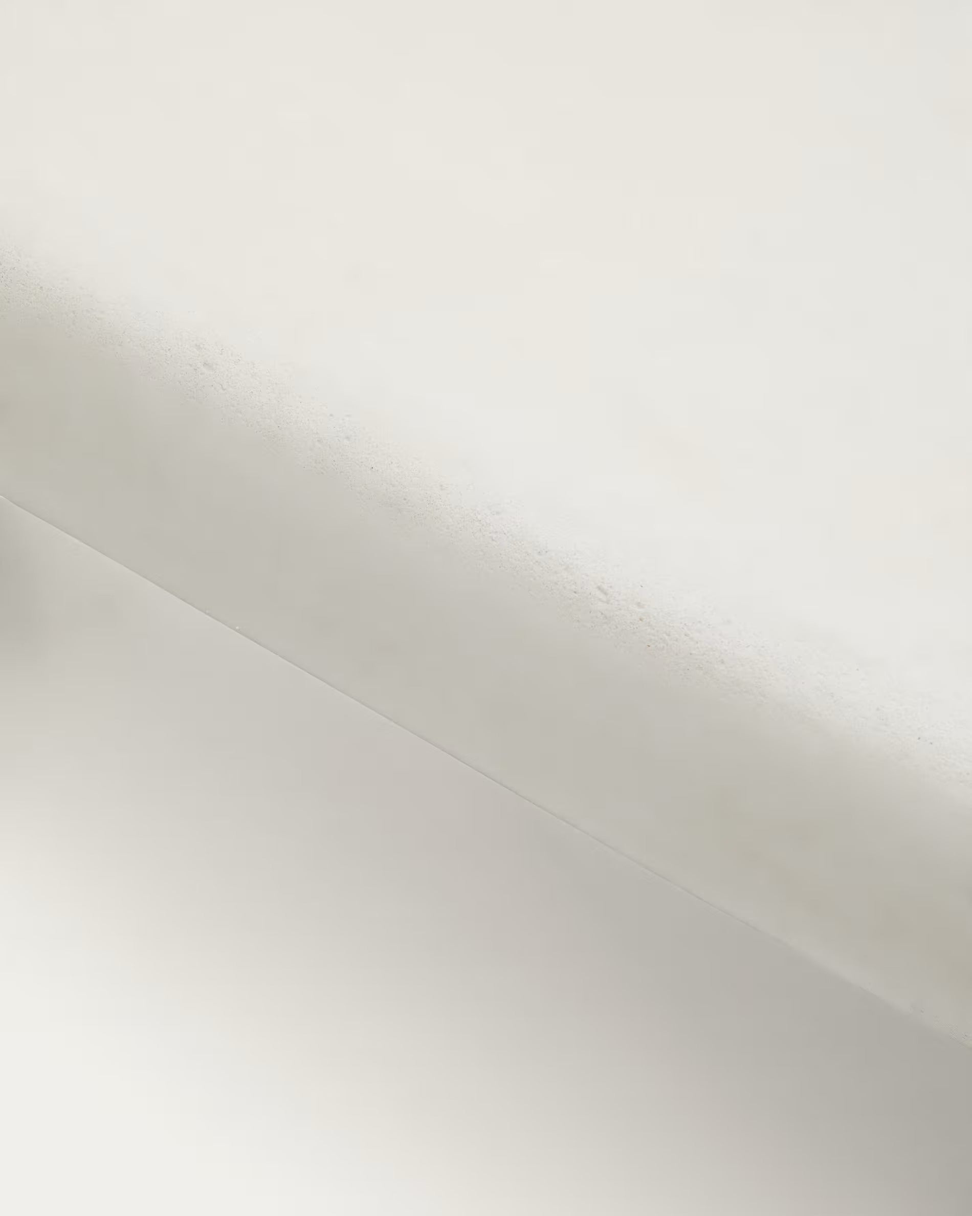 LABRA Outdoor-Couchtisch aus Zement und Akazienholz