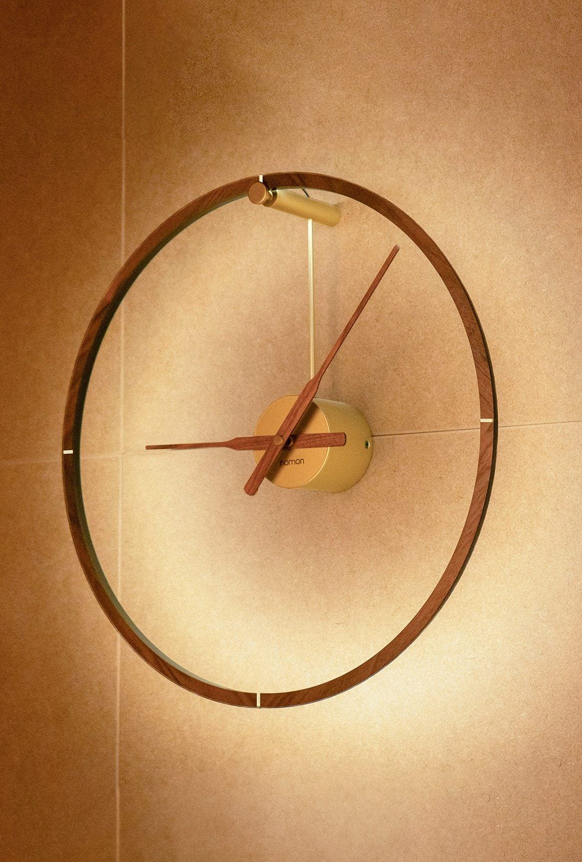 Beleuchtete Uhr OMBRA MINI PREMIUM Nussbaum mit Gold