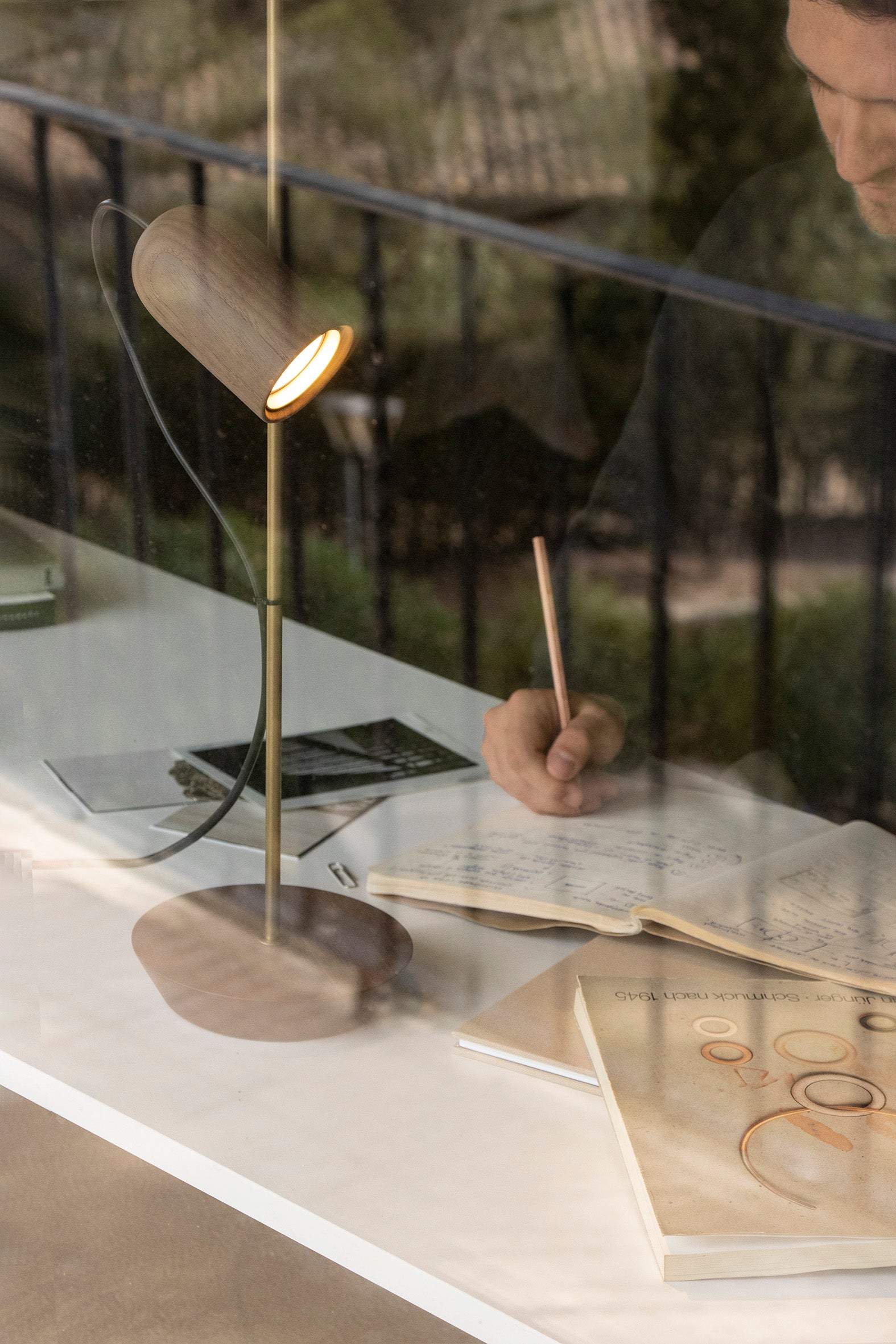 Tischlampe ONFA Nussbaum mit messingfarbener Oberfläche