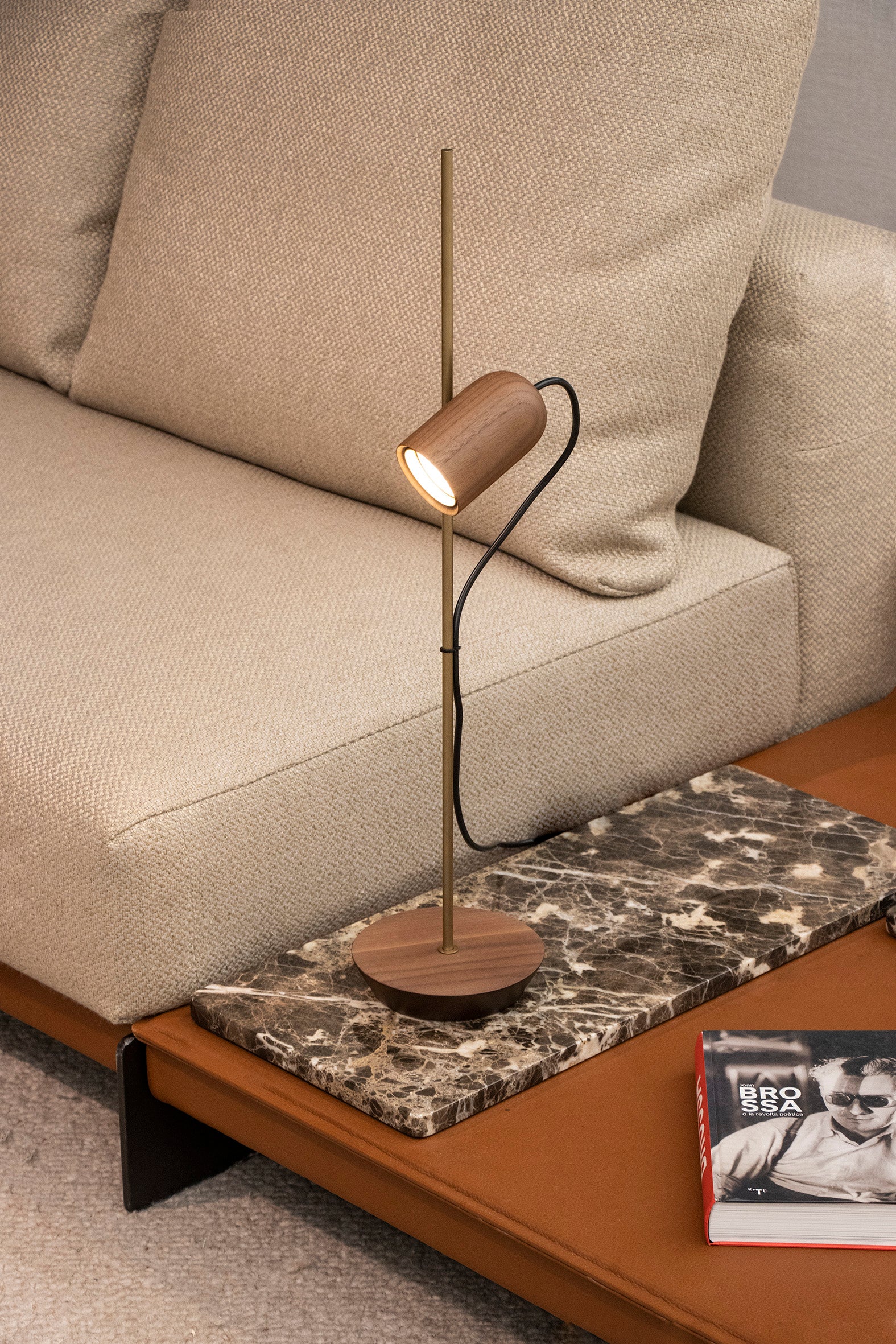 Tischlampe ONFA Nussbaum mit messingfarbener Oberfläche