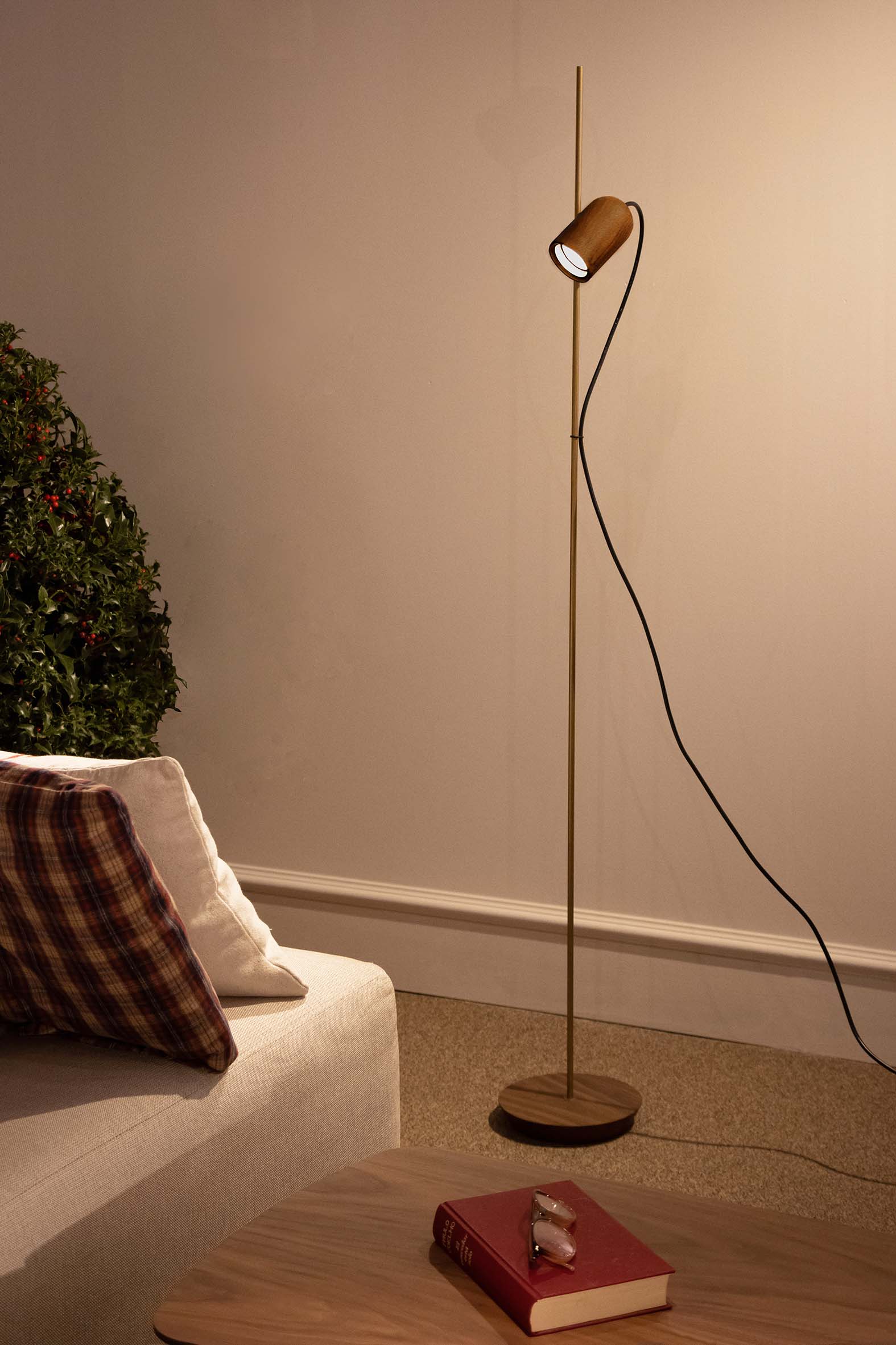 Stehlampe ONFA Nussbaum mit messingfarbener Oberfläche