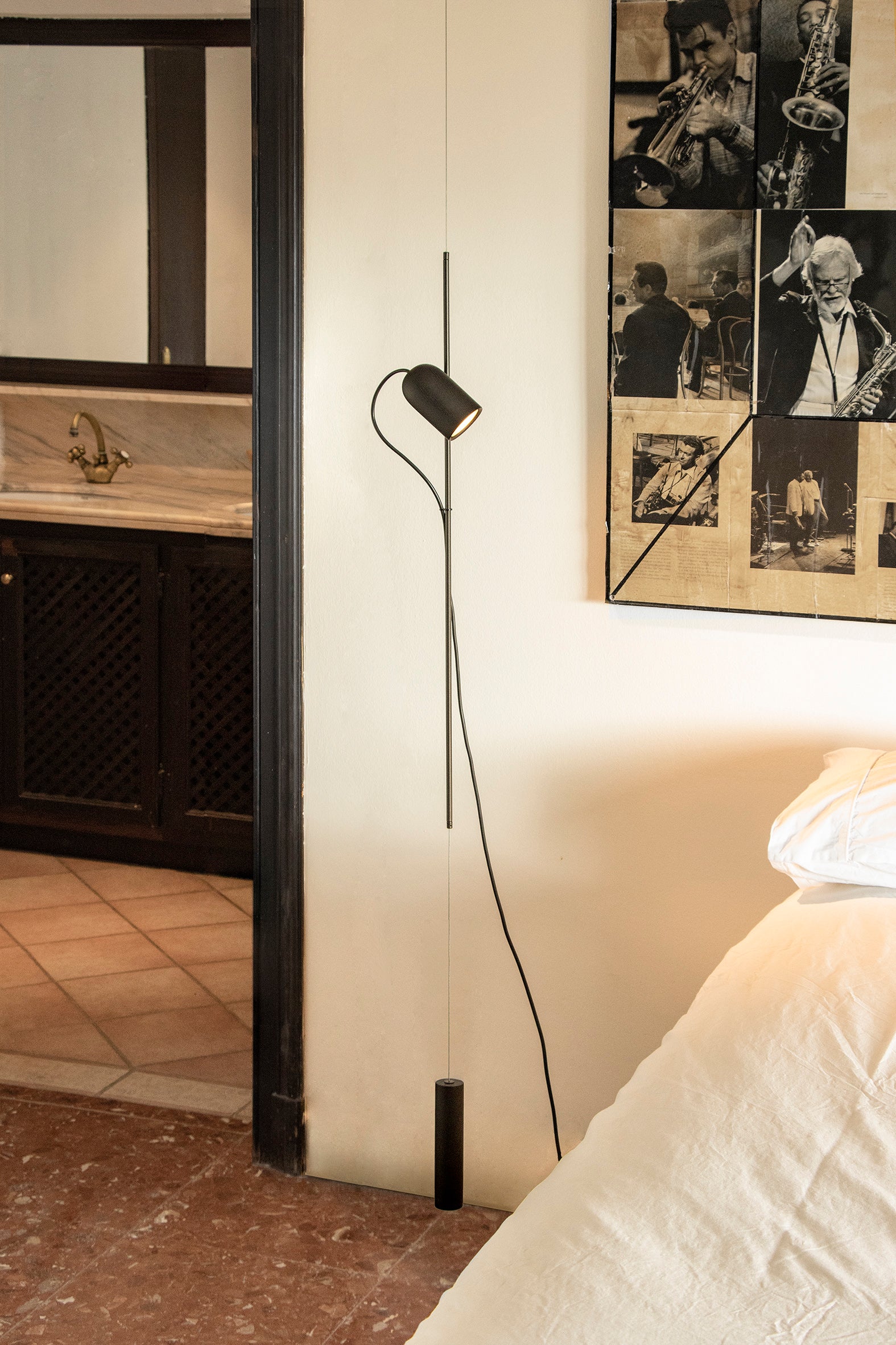 Pendelleuchte ONFA aus schwarzem Eschenholz mit graphitfarbener Oberfläche