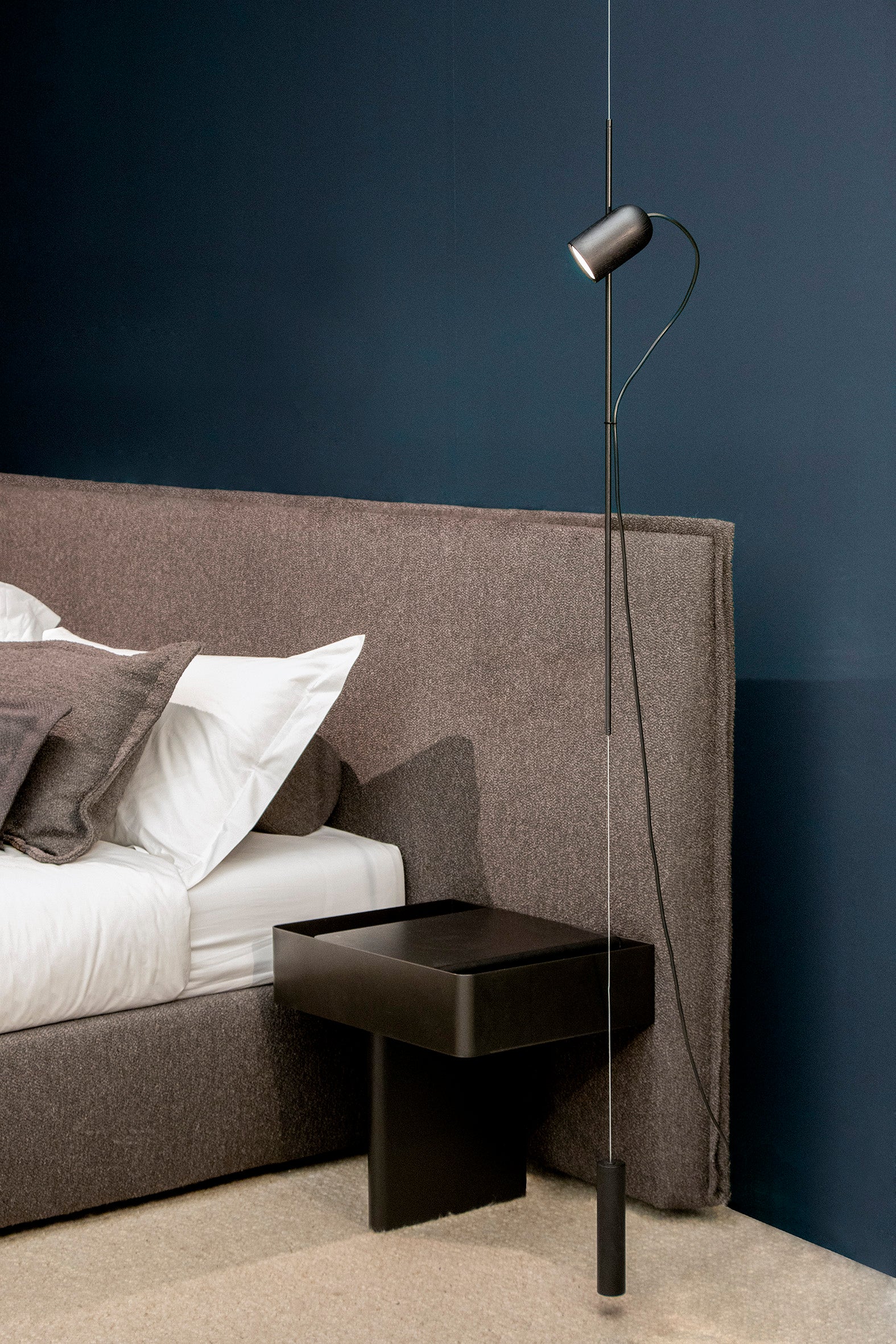 Pendelleuchte ONFA aus schwarzem Eschenholz mit graphitfarbener Oberfläche