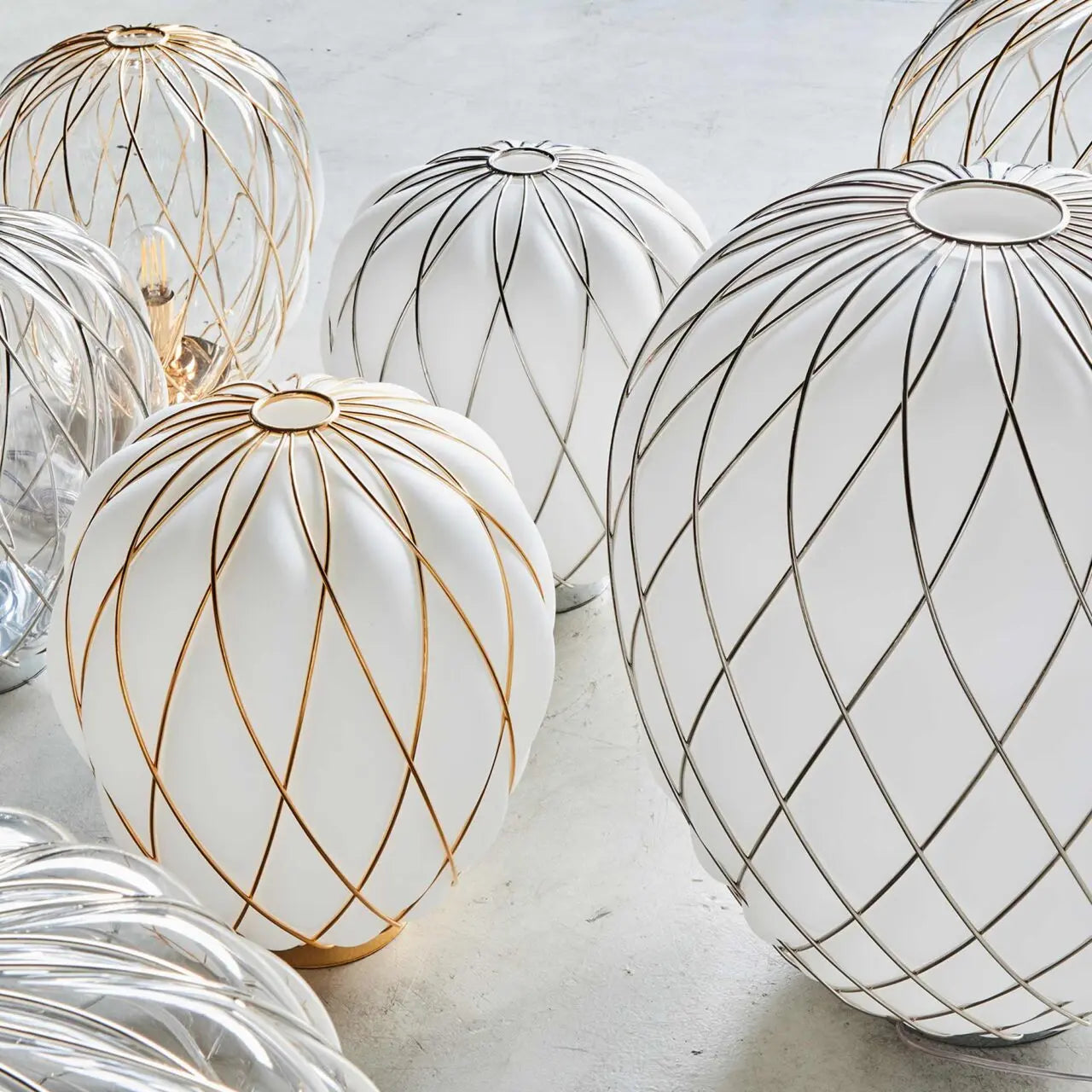 Lampa stołowa PINECONE chromowany z białym szkłem dmuchanym – Fontana Arte