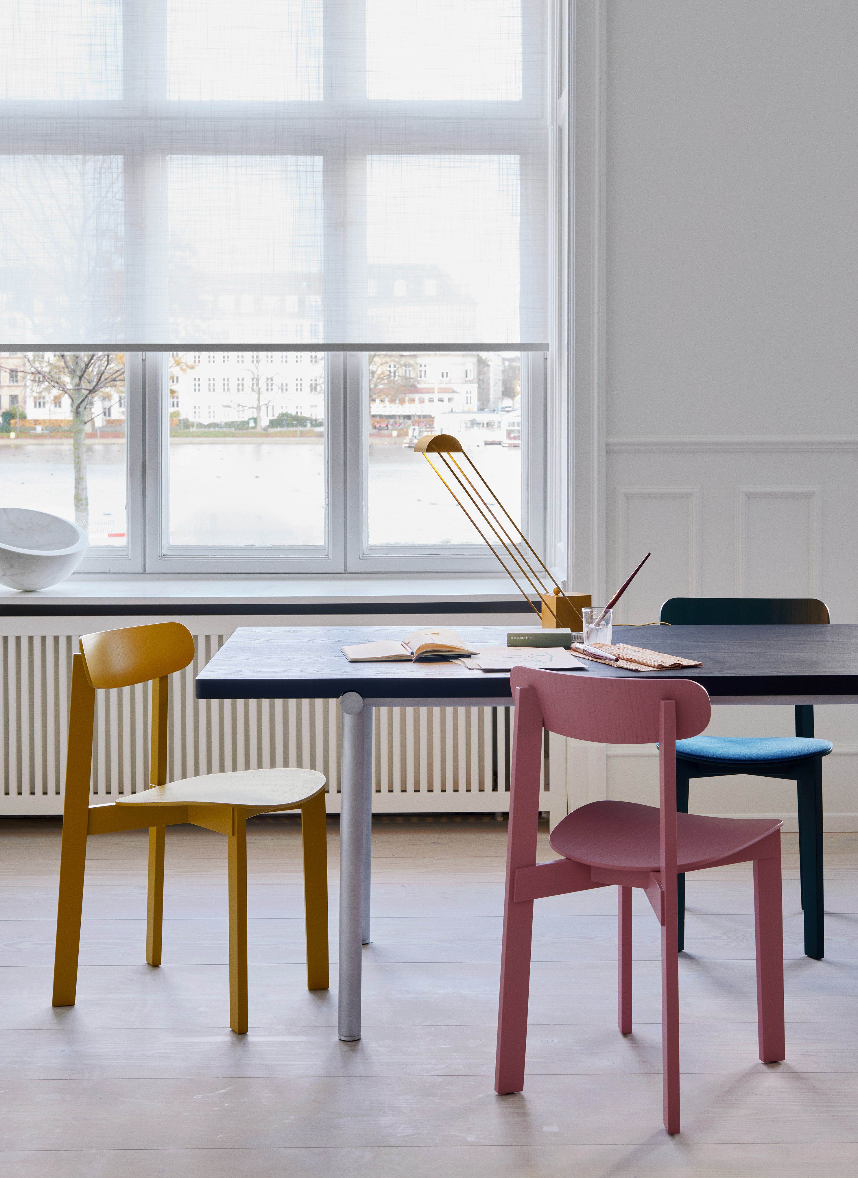 Tisch TUBBY TUBE schwarz mit Aluminiumfuß