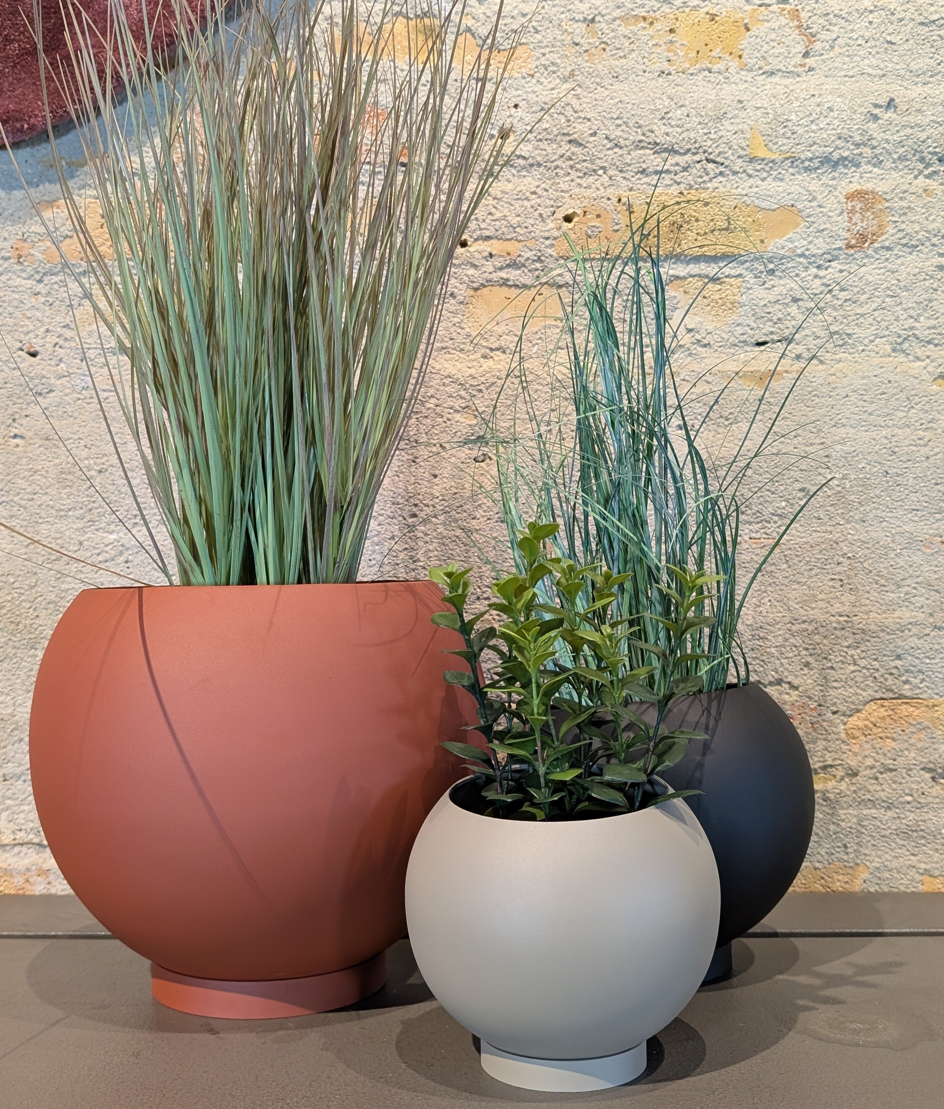 GLOBE terracotta standing planter