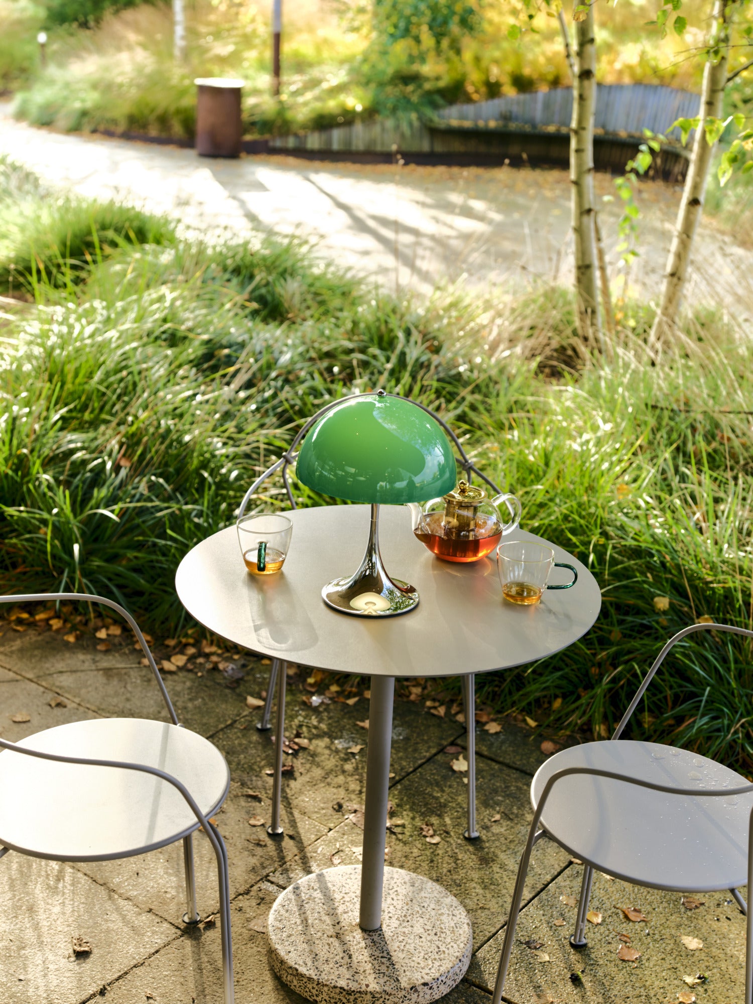 Tragbare Lampe PANTHELLA 250 grün mit verchromtem Fuß