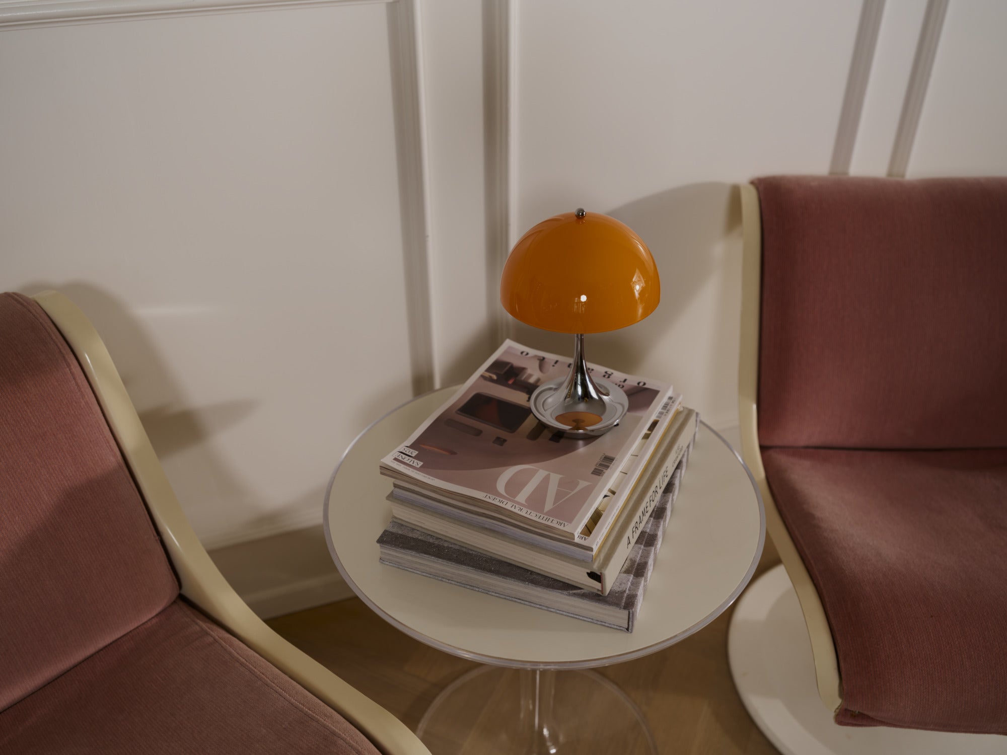 Tragbare Lampe PANTHELLA 160 orange mit verchromtem Fuß