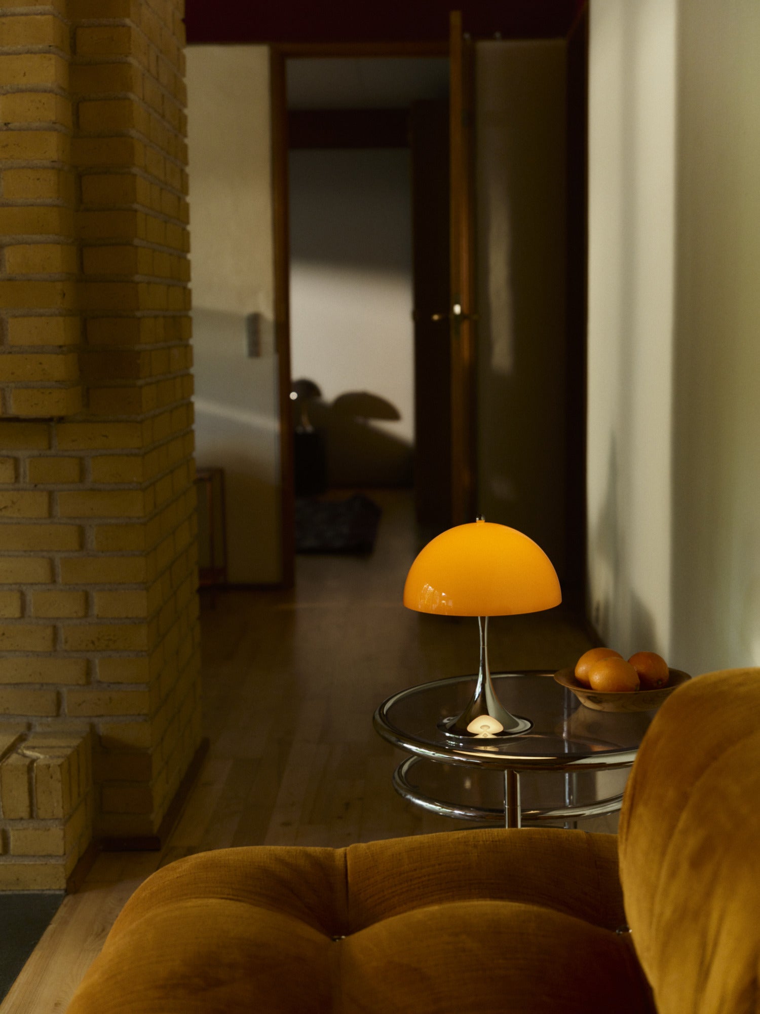 Tragbare Lampe PANTHELLA 250 orange mit verchromtem Fuß