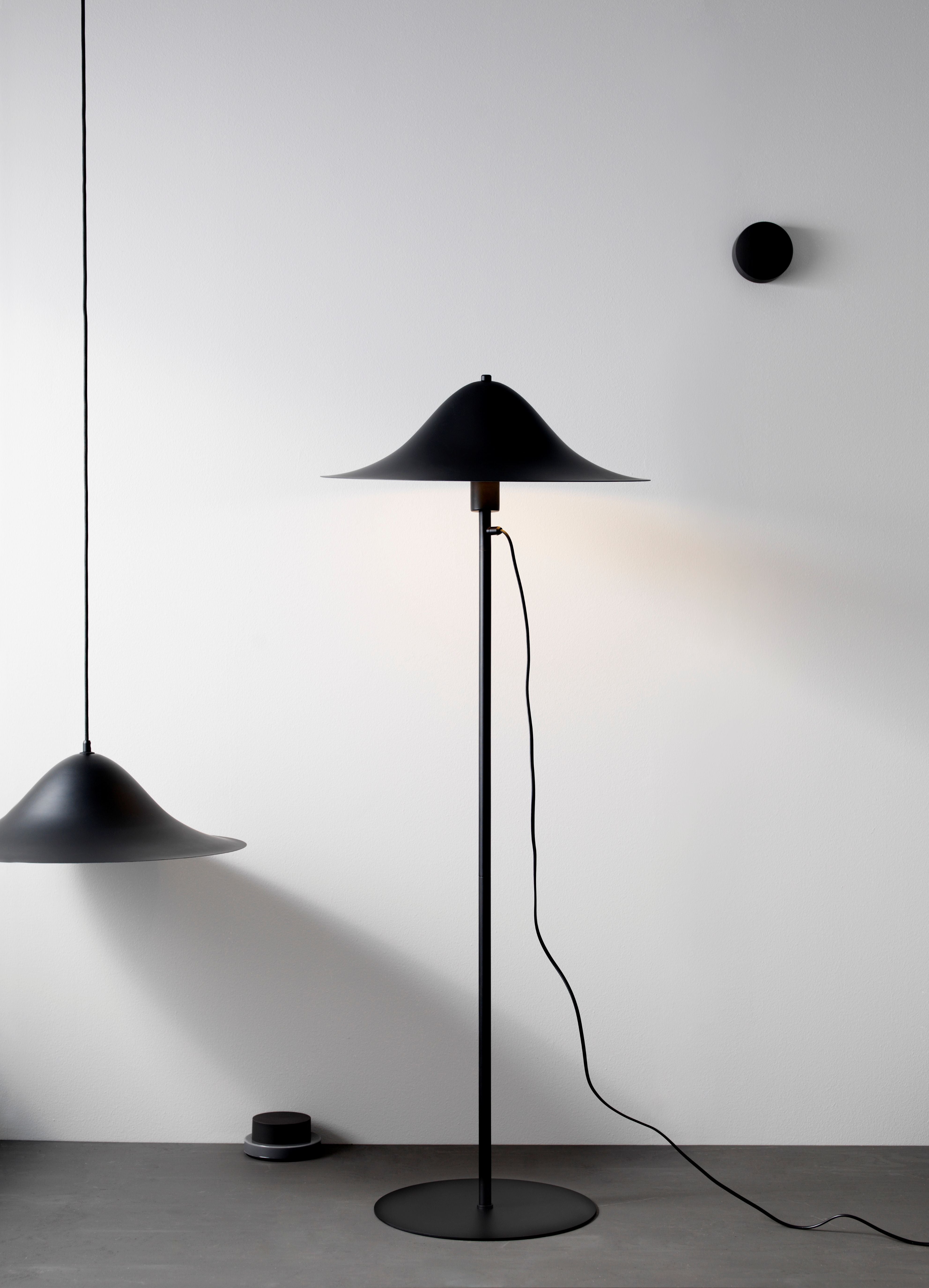 HANS black floor lamp