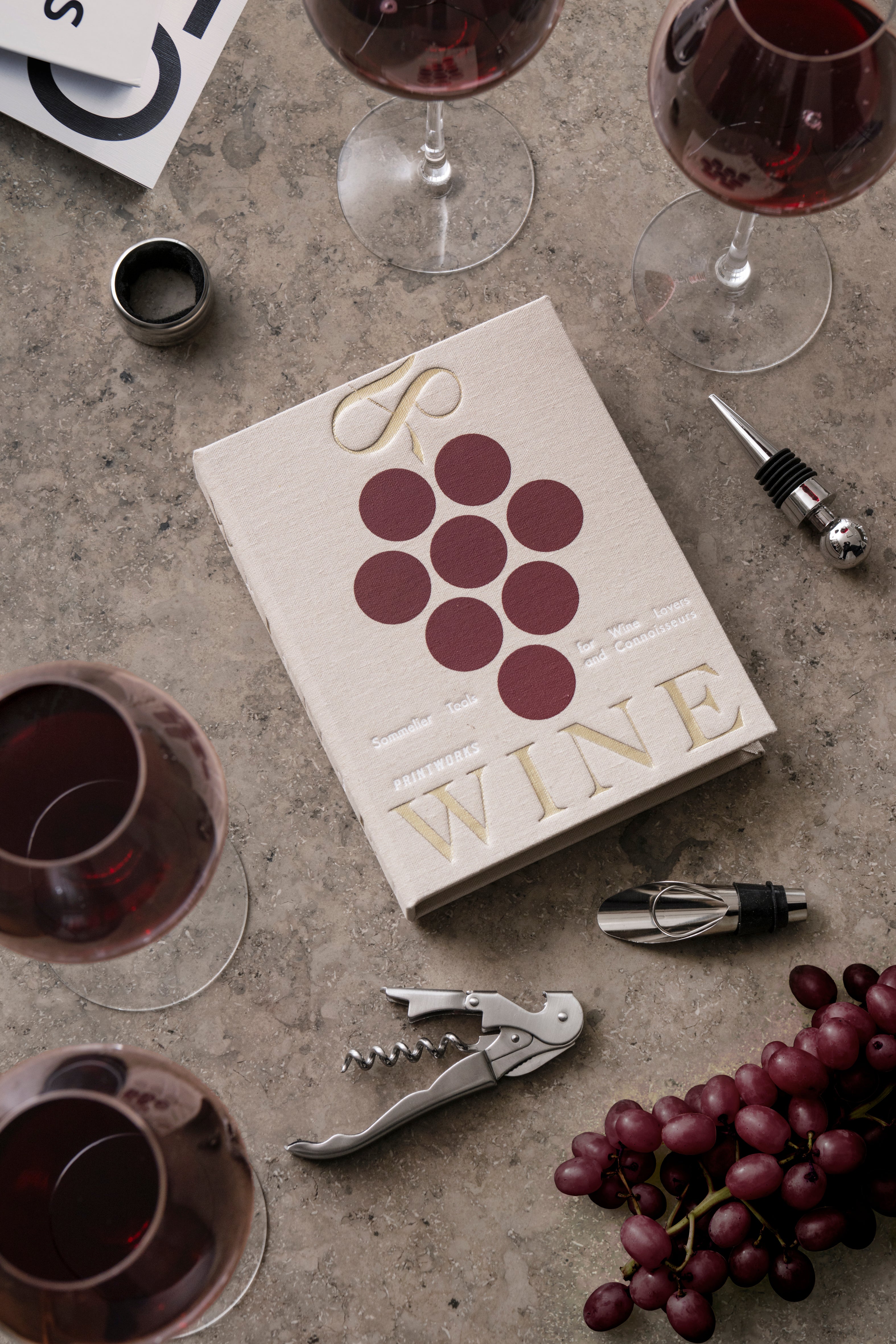 THE ESSENTIALS Wine Accessory Set Beige with Burgundy