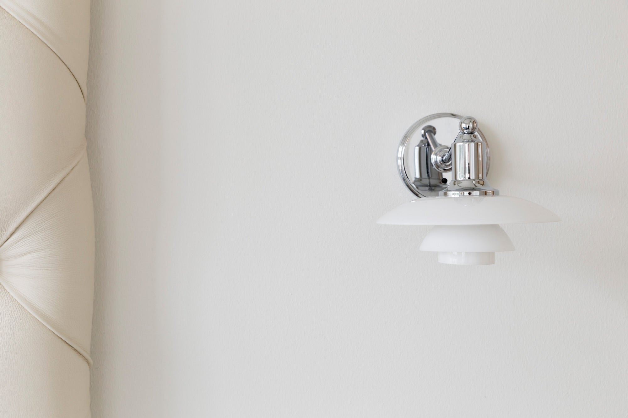 Lampa ścienna PH 2/1 biały z chromowaną podstawą