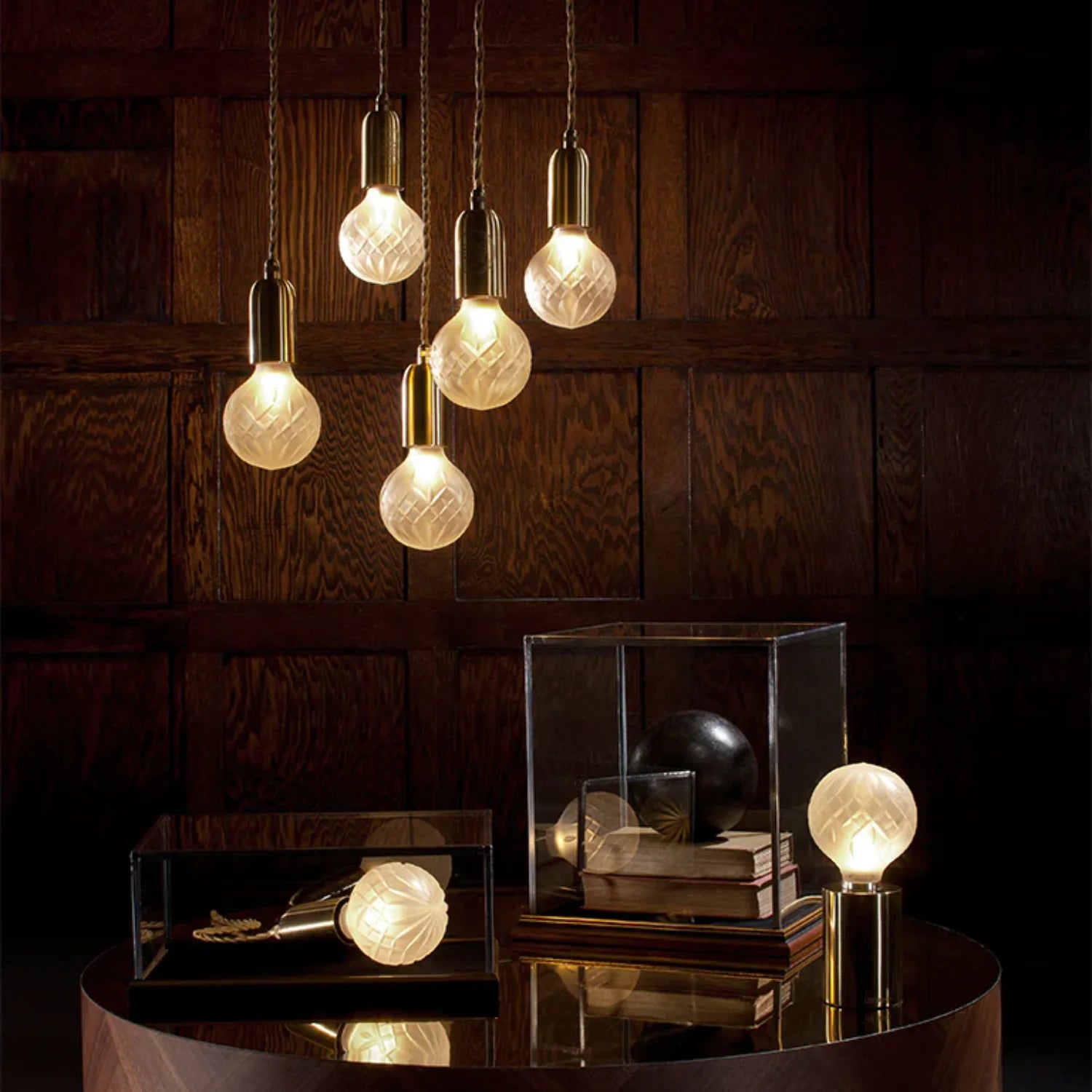 Deckenlampe CRYSTAL BULB aus mattem Kristallglas mit messingfarbener Oberfläche