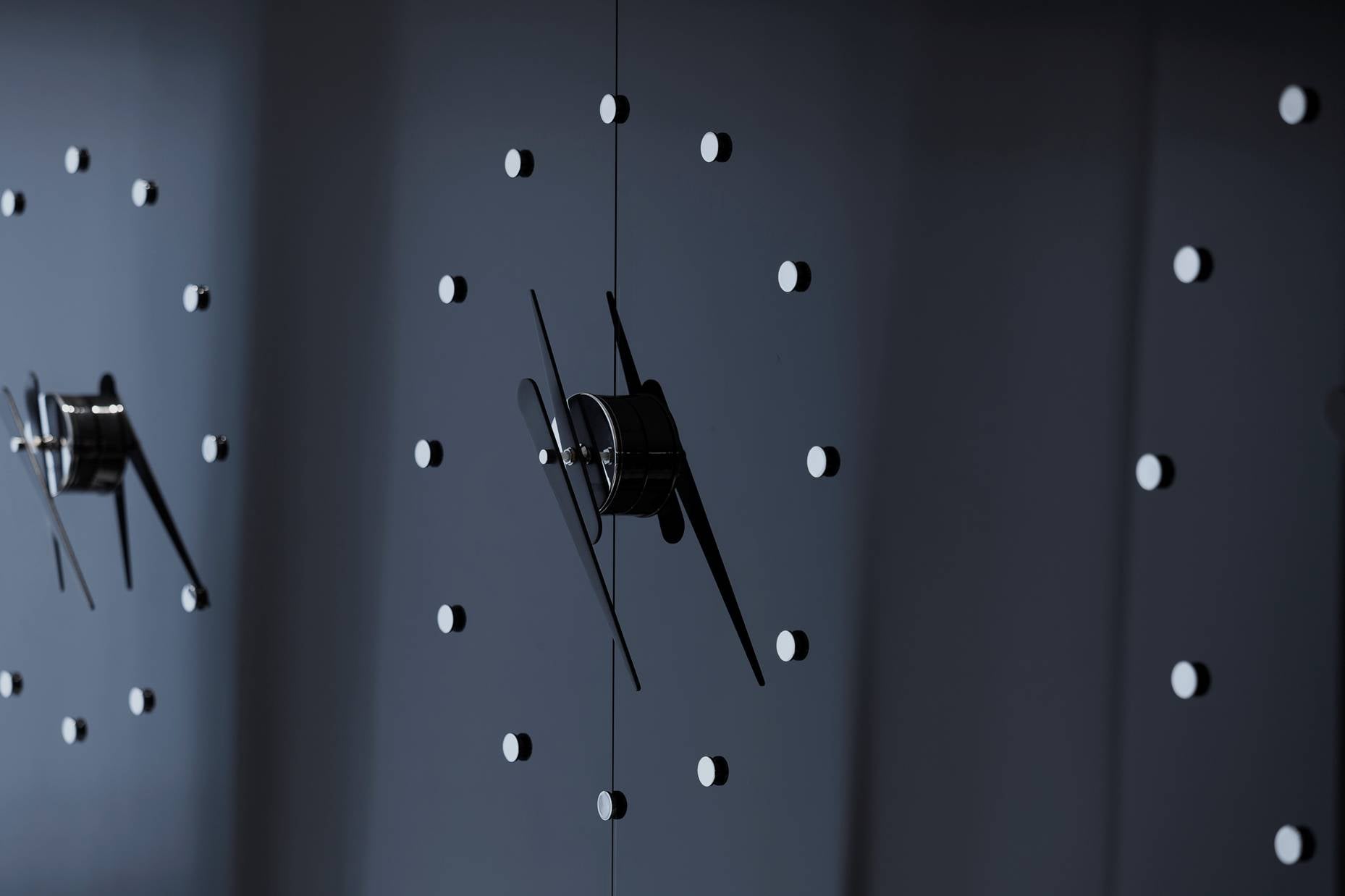 Wanduhr MINI RODON verchromt mit schwarzem Finish