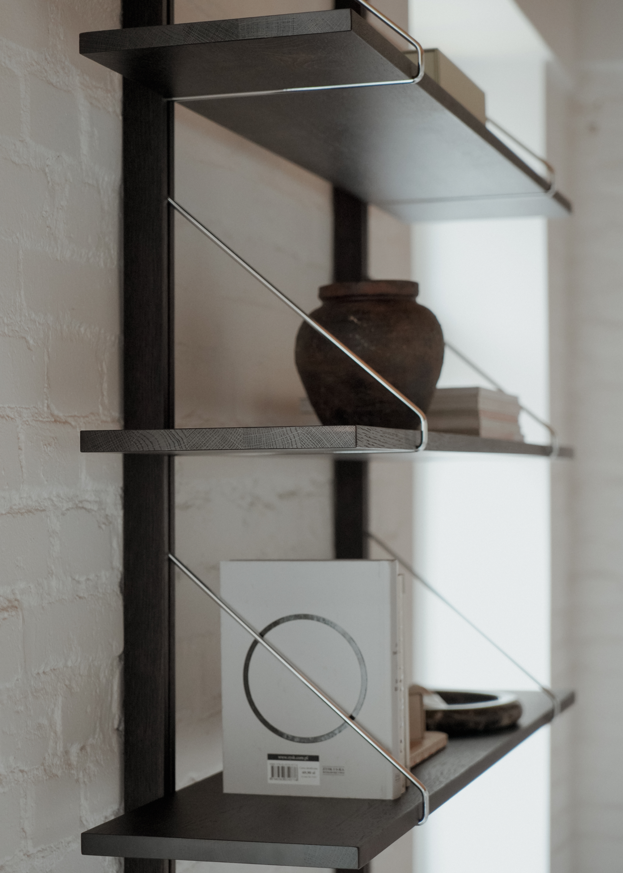 Wandregal RODD aus schwarzem Eichenholz