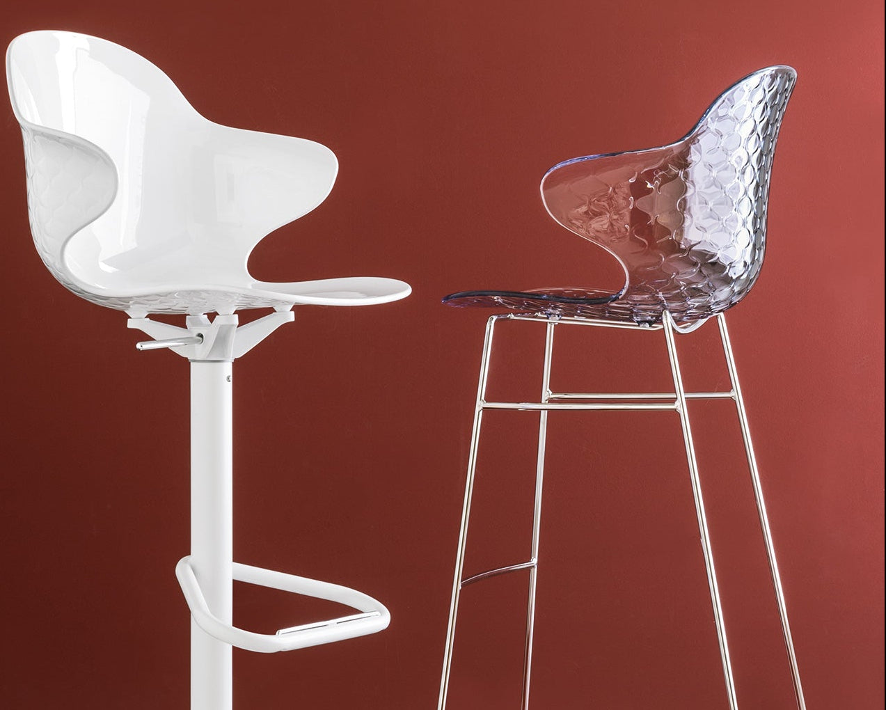 SAINT TROPEZ swivel bar stool with gray seat and black base