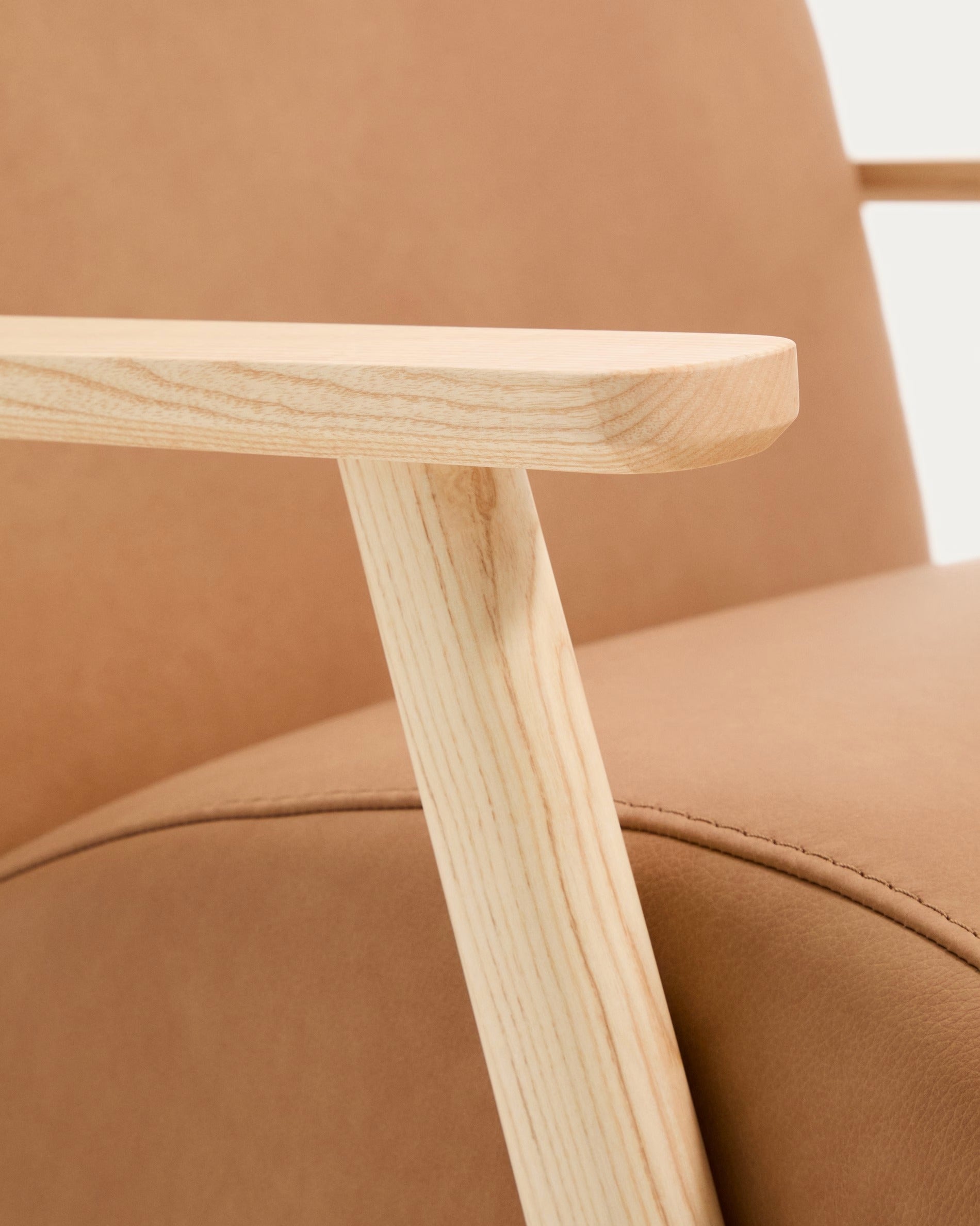 Fotel MEGHAN brązowy skórzany z jesionową podstawą