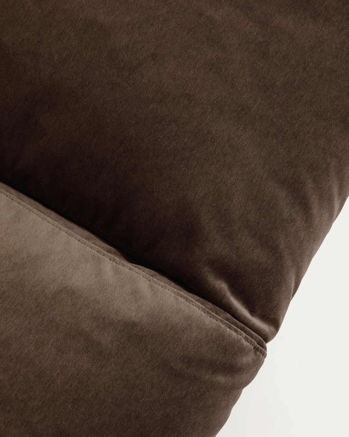 Sofa 3-osobowa VELIRO ciemnobrązowy aksamit z czarnymi metalowymi nogami – ujęcie 9