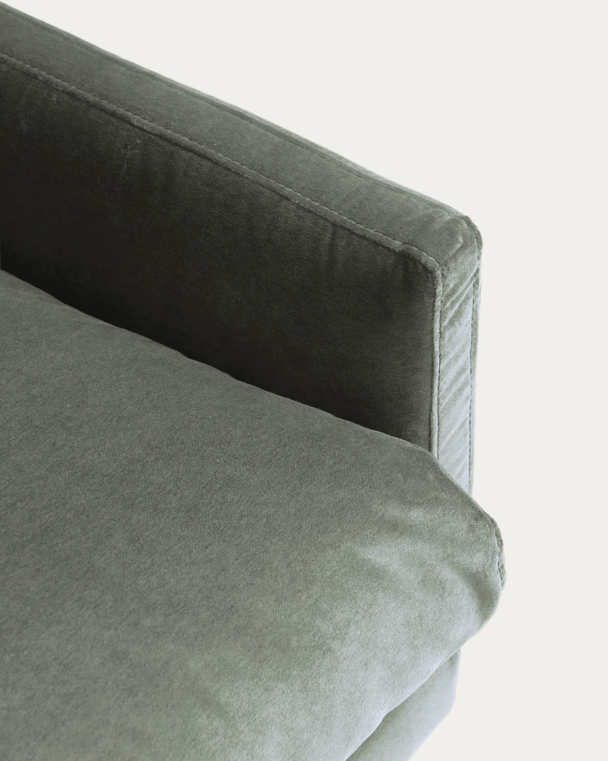 Sofa 2-osobowa VELIRO zielony aksamit z czarnymi metalowymi nogami – ujęcie 6