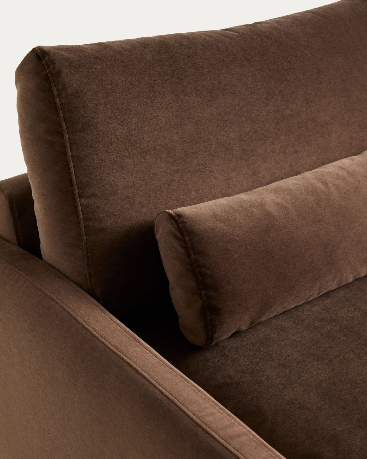 Sofa 2-osobowa VELIRO ciemnobrązowy aksamit z czarnymi metalowymi nogami – ujęcie 3