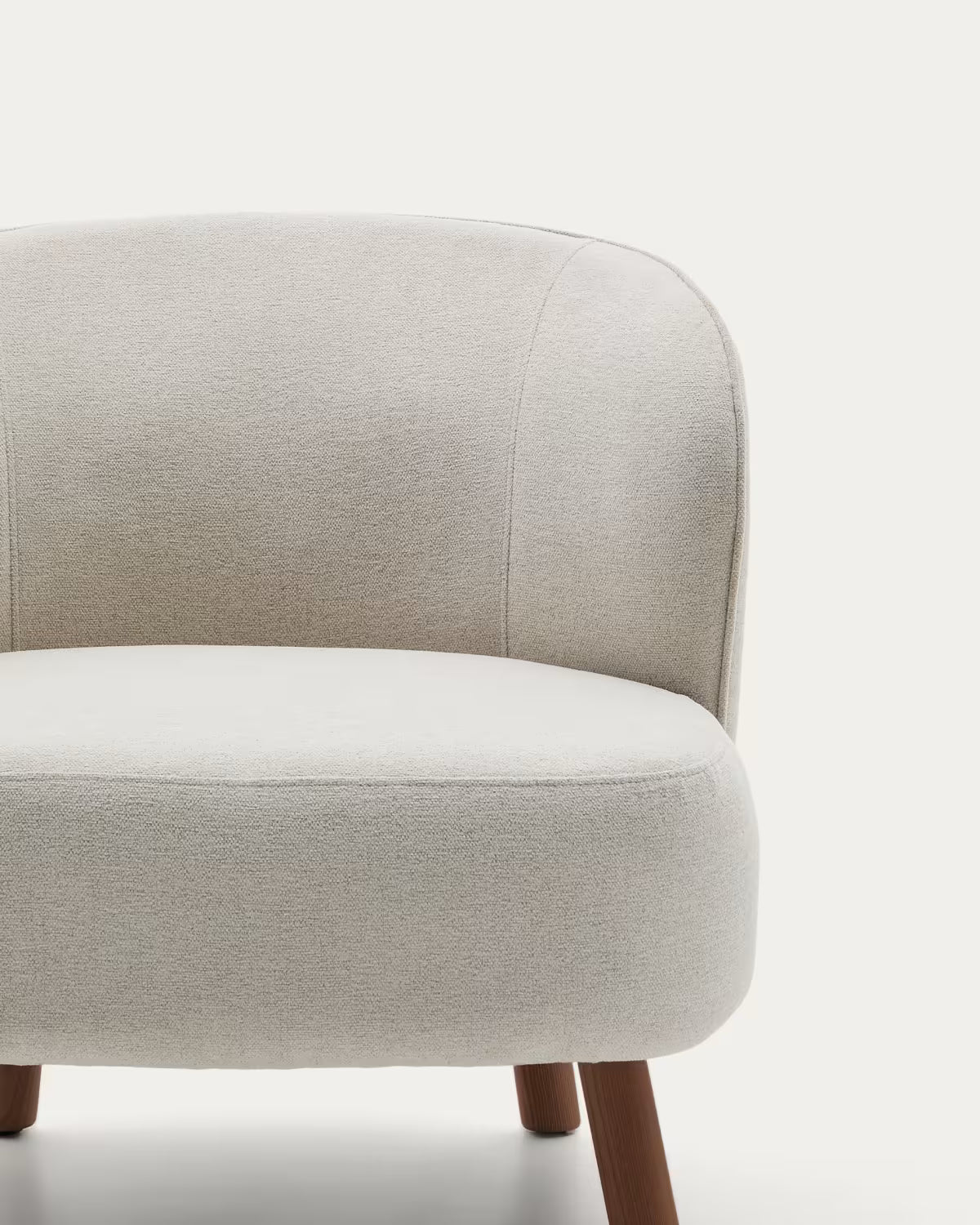 Beige ULIT Sessel aus Chenille mit dunklem Eschenholzgestell