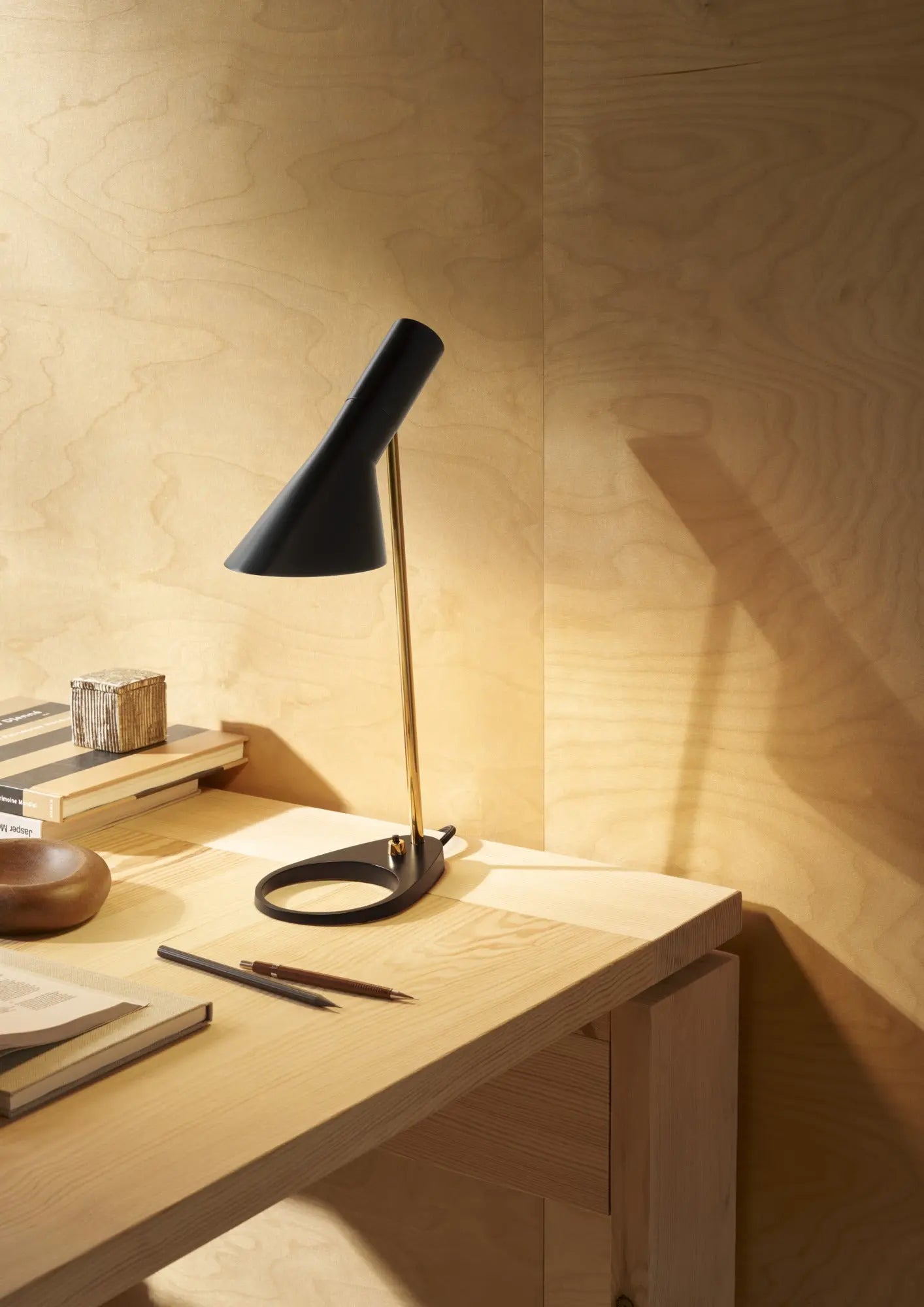Lampa stołowa AJ MINI czarny z mosiężnym – Louis Poulsen