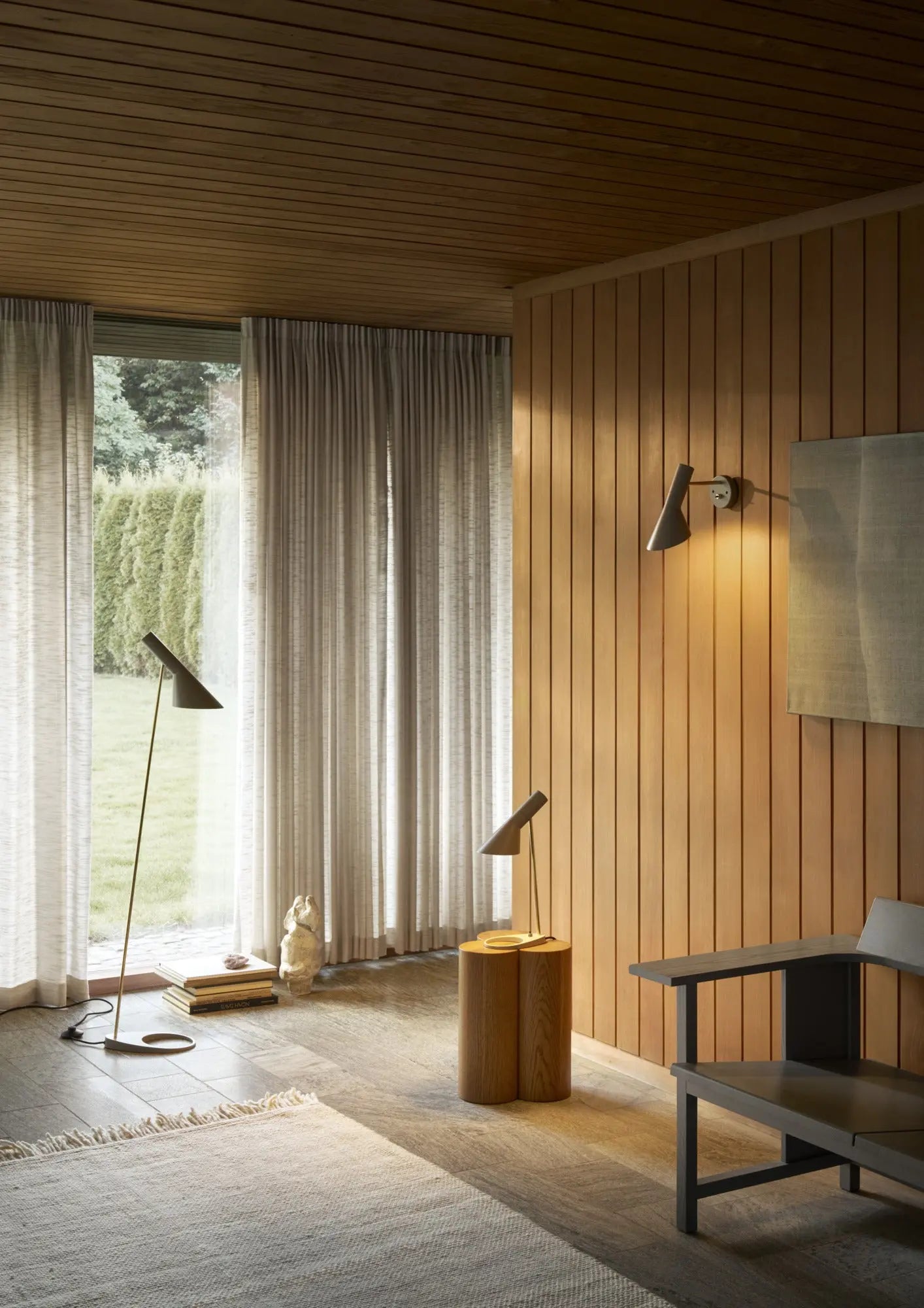 Lampa podłogowa AJ ciepły szary z mosiężnym – Louis Poulsen