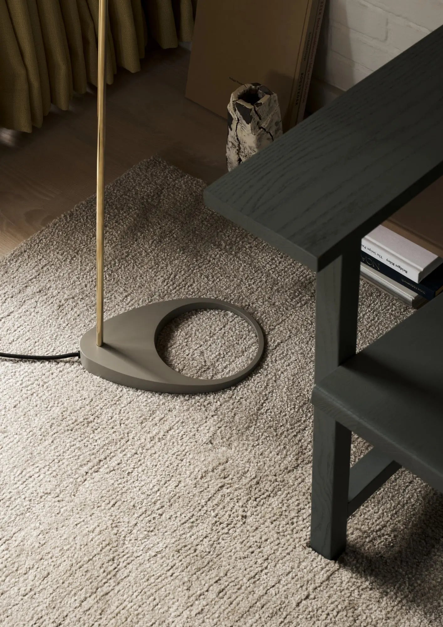 Lampa podłogowa AJ ciepły szary z mosiężnym – Louis Poulsen