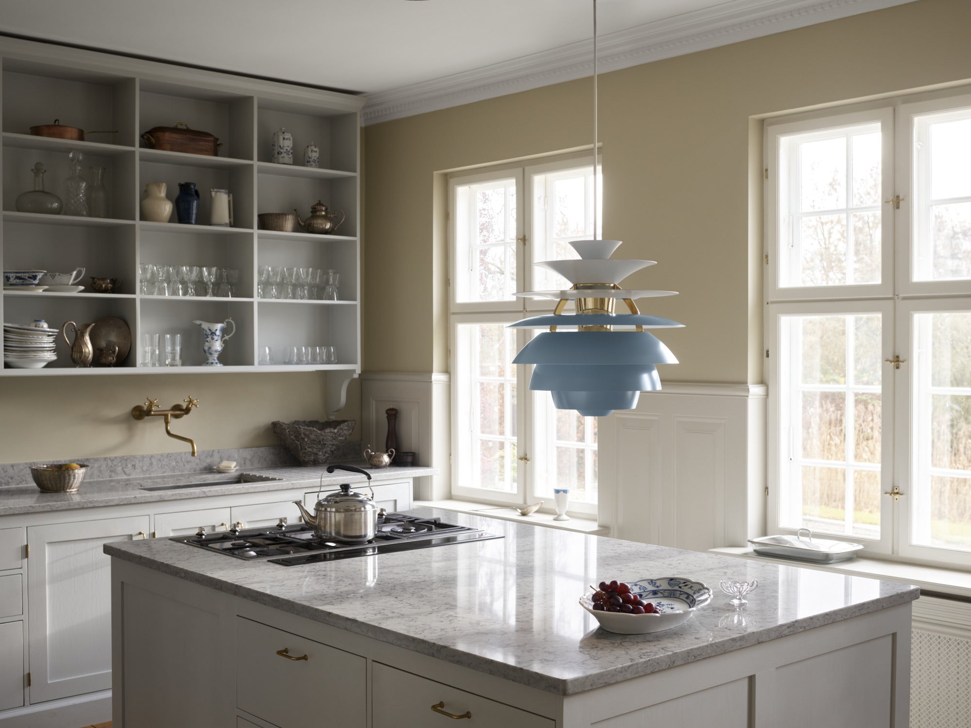 Pendelleuchte PH SNOWBALL schmutziges Blau mit messingfarbener Oberfläche