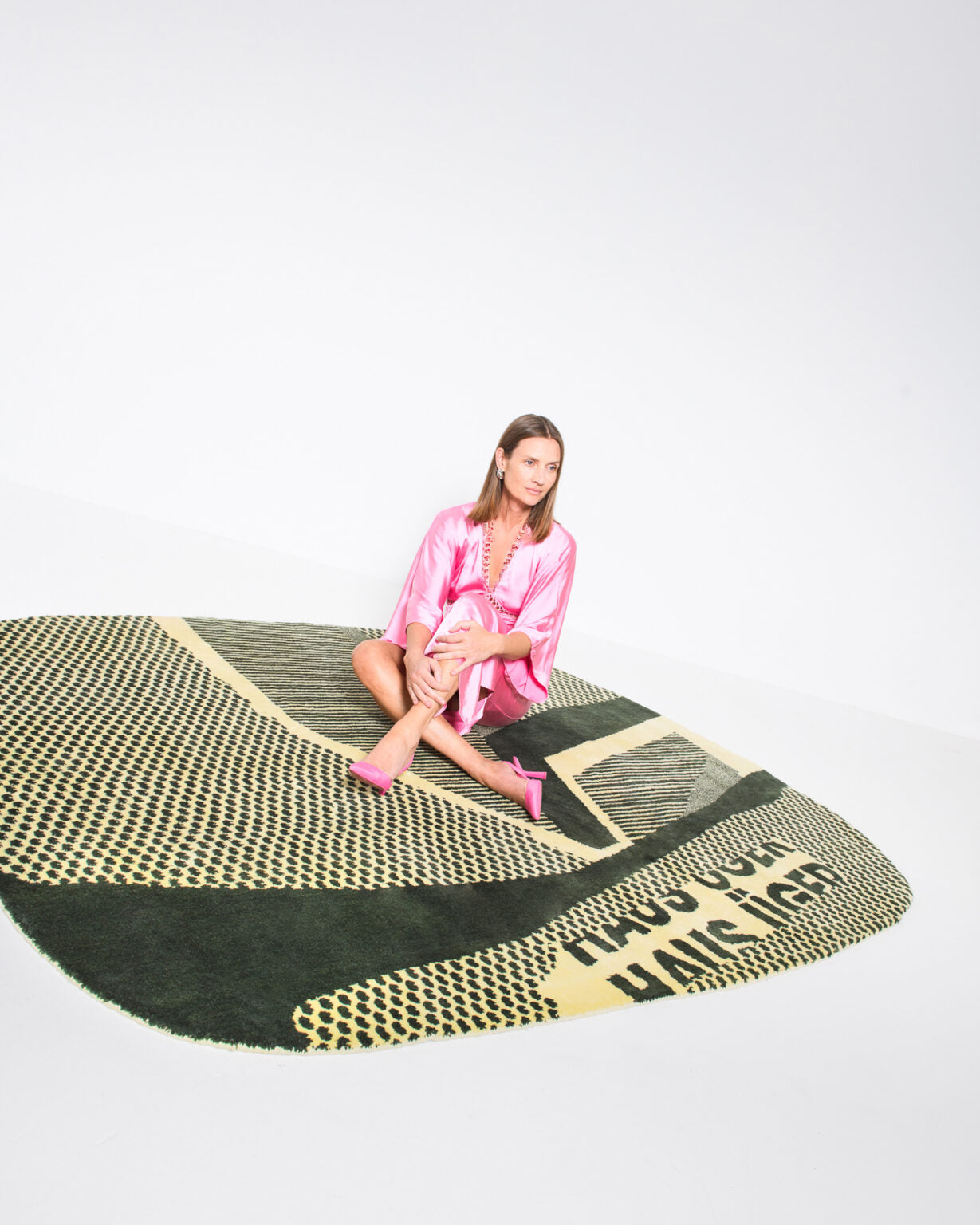 Ovaler dekorativer Teppich SIGNED grün