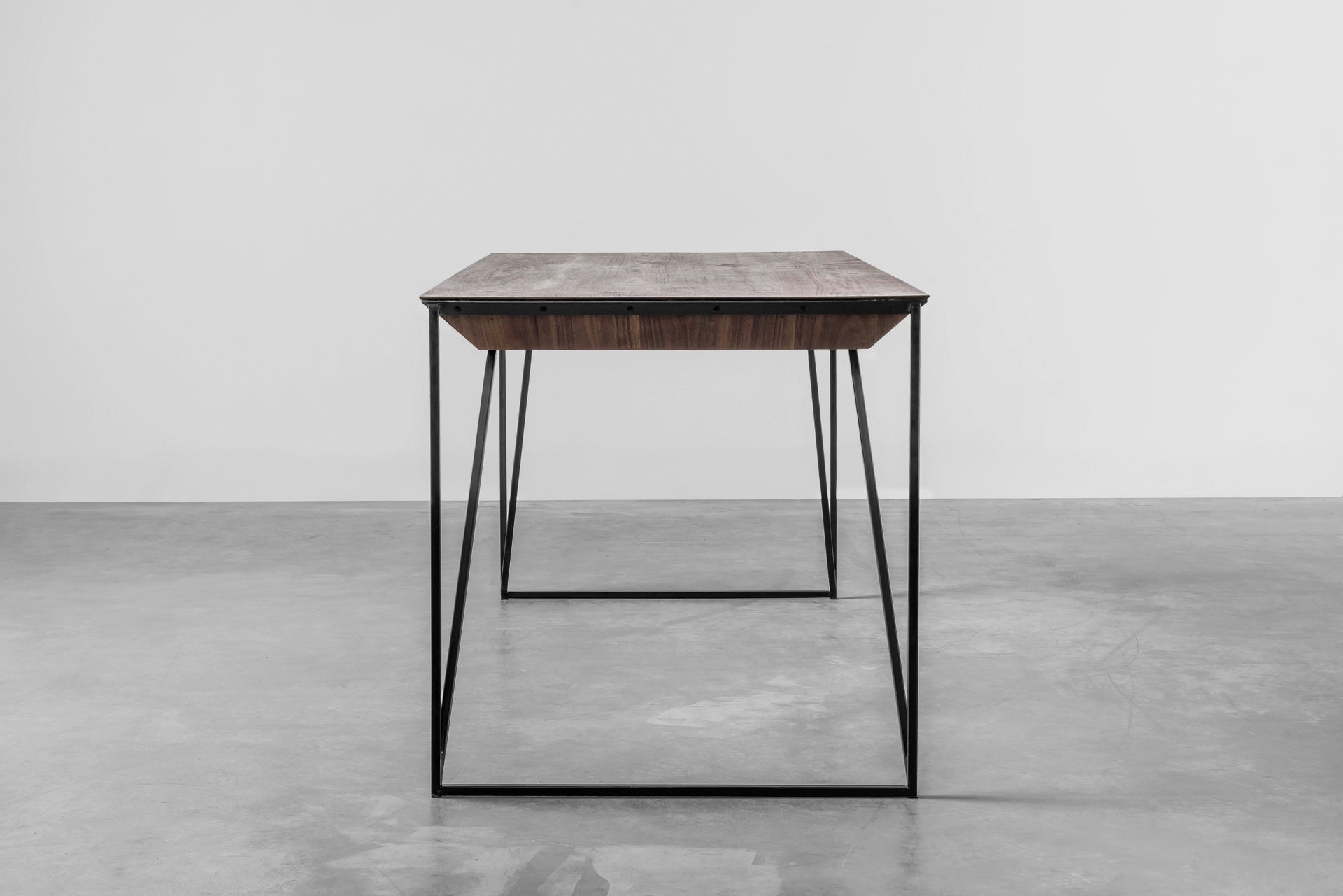 Tisch FRANCIS mit Nussbaumplatte und schwarzem Stahlgestell