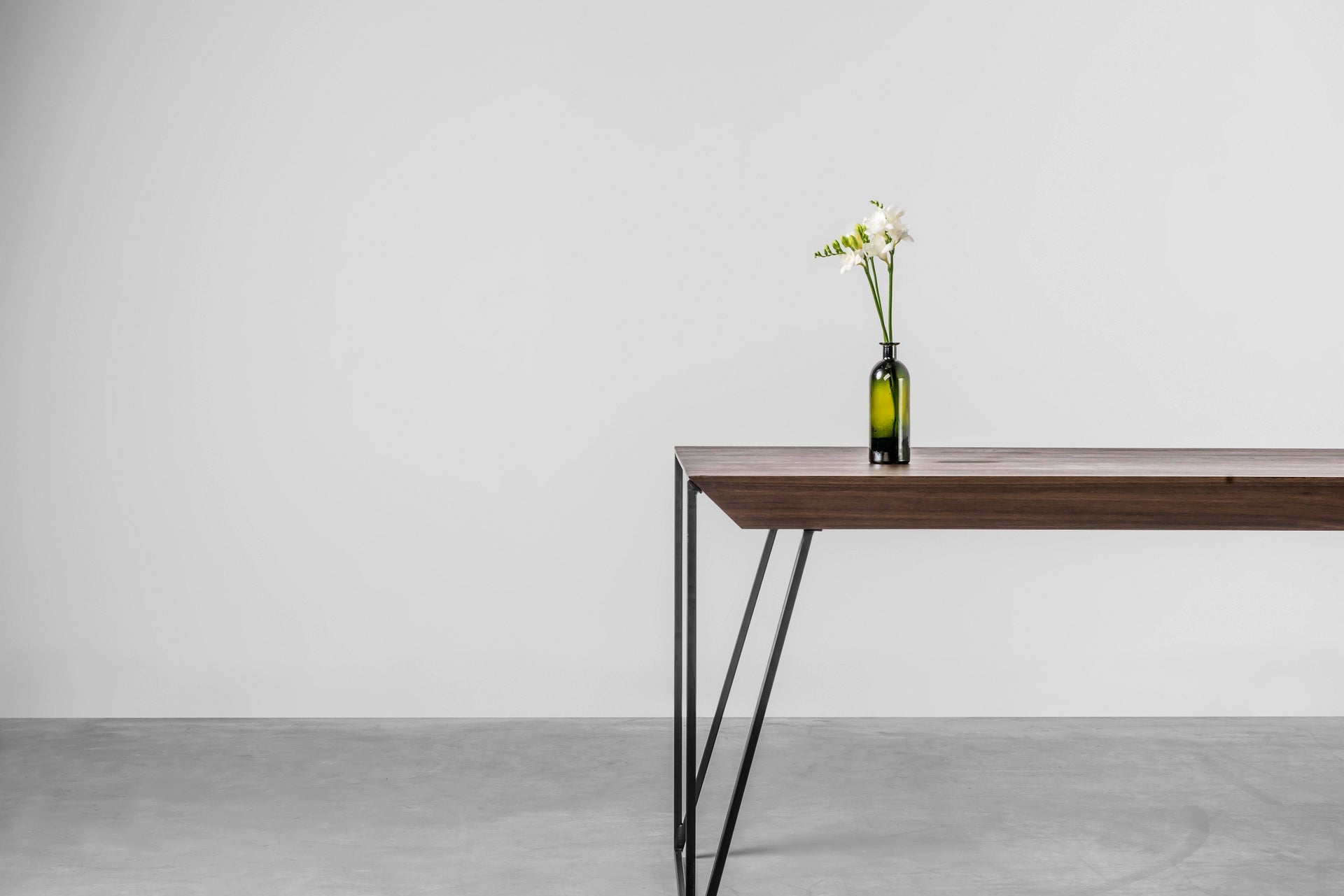Tisch FRANCIS mit Nussbaumplatte und schwarzem Stahlgestell