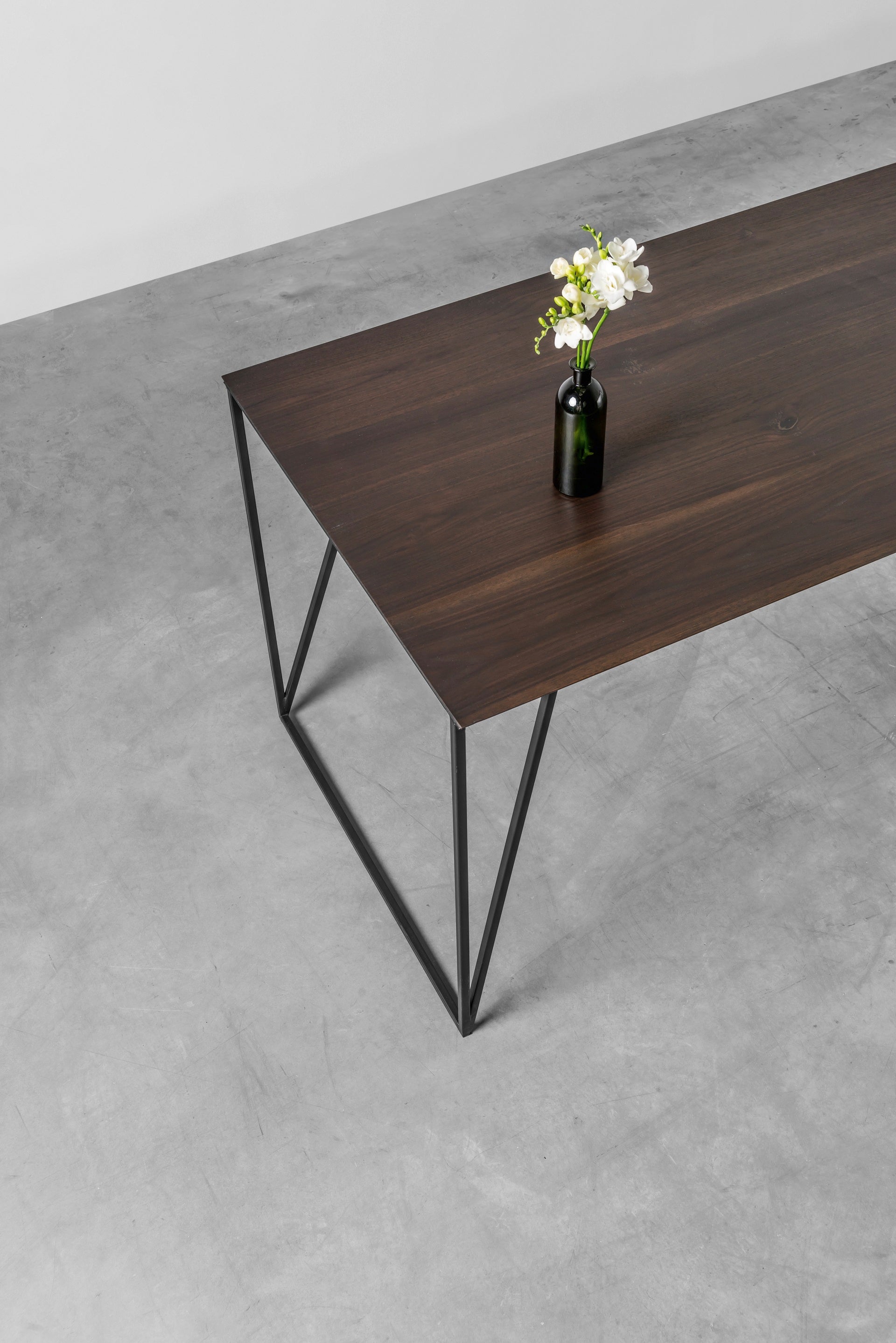 Tisch FRANCIS mit Nussbaumplatte und schwarzem Stahlgestell
