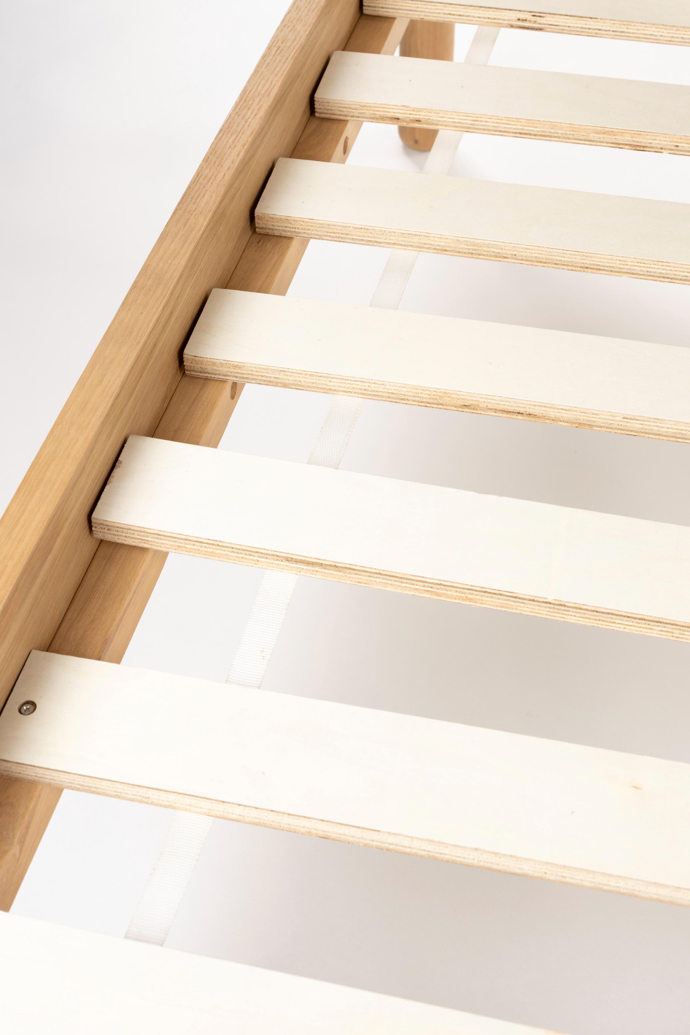 Bett STORM WEBBING aus Eschenholz