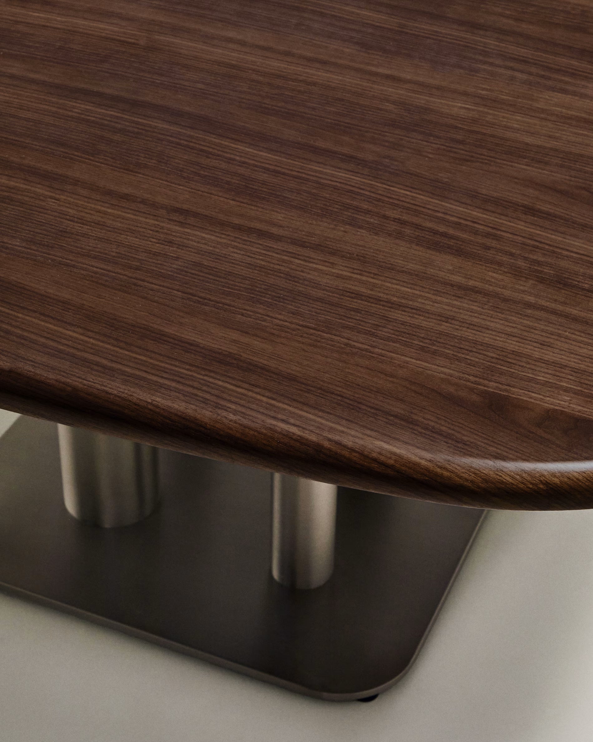 Quadratischer Tisch MELVAR Nussfurnier mit Stahlbasis