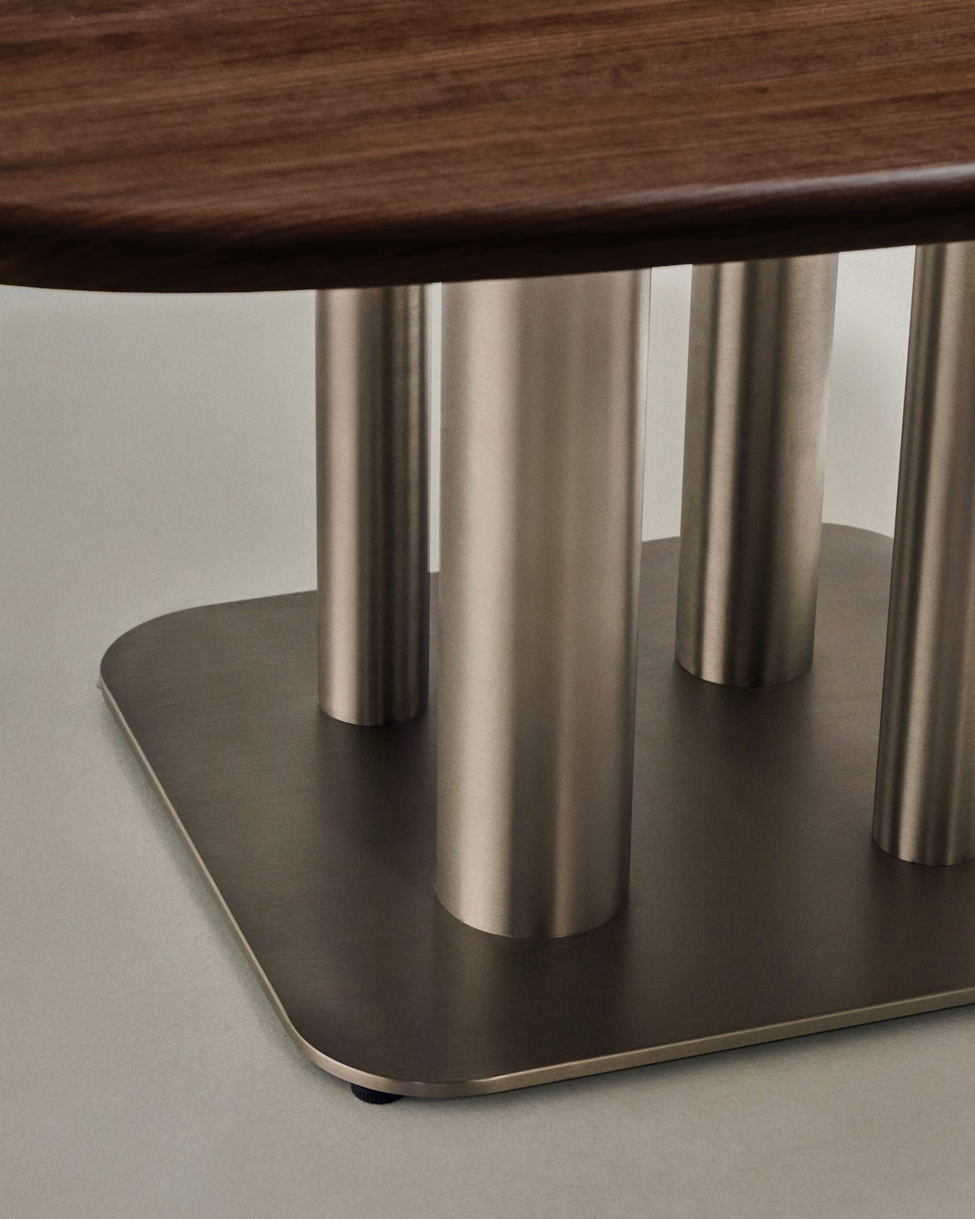 Quadratischer Tisch MELVAR Nussfurnier mit Stahlbasis