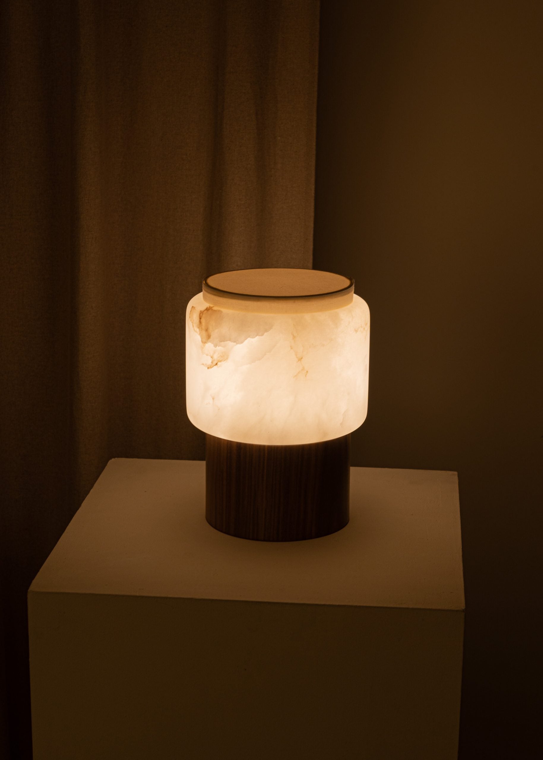 Tragbare Lampe LANTERNO weißer Alabaster mit Holzfuß