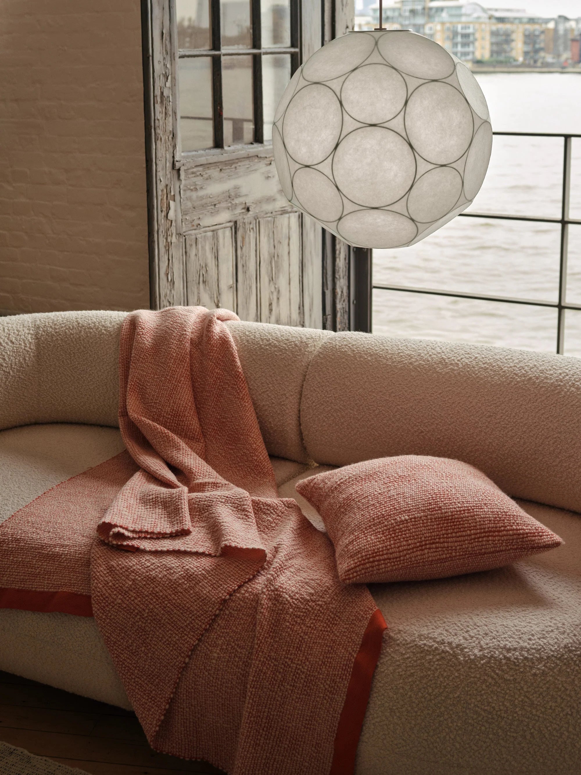 Kissen THREAD creme mit orangefarbenem Akzent