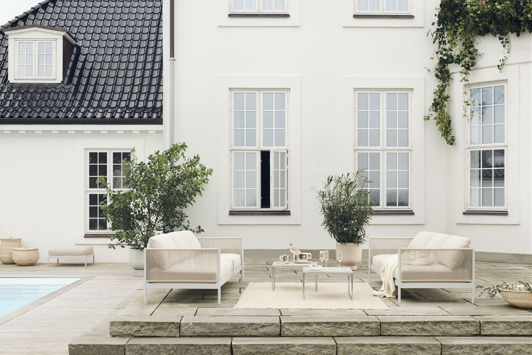 Externer Couchtisch Como dunkelgrauer Beton mit einer dunkelgrauen Basis