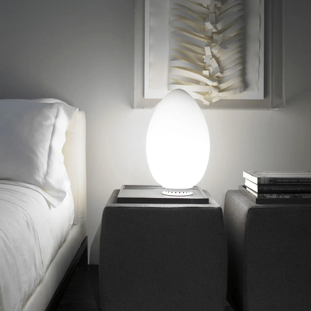 Lampa stołowa UOVO białe dmuchane szkło – Fontana Arte